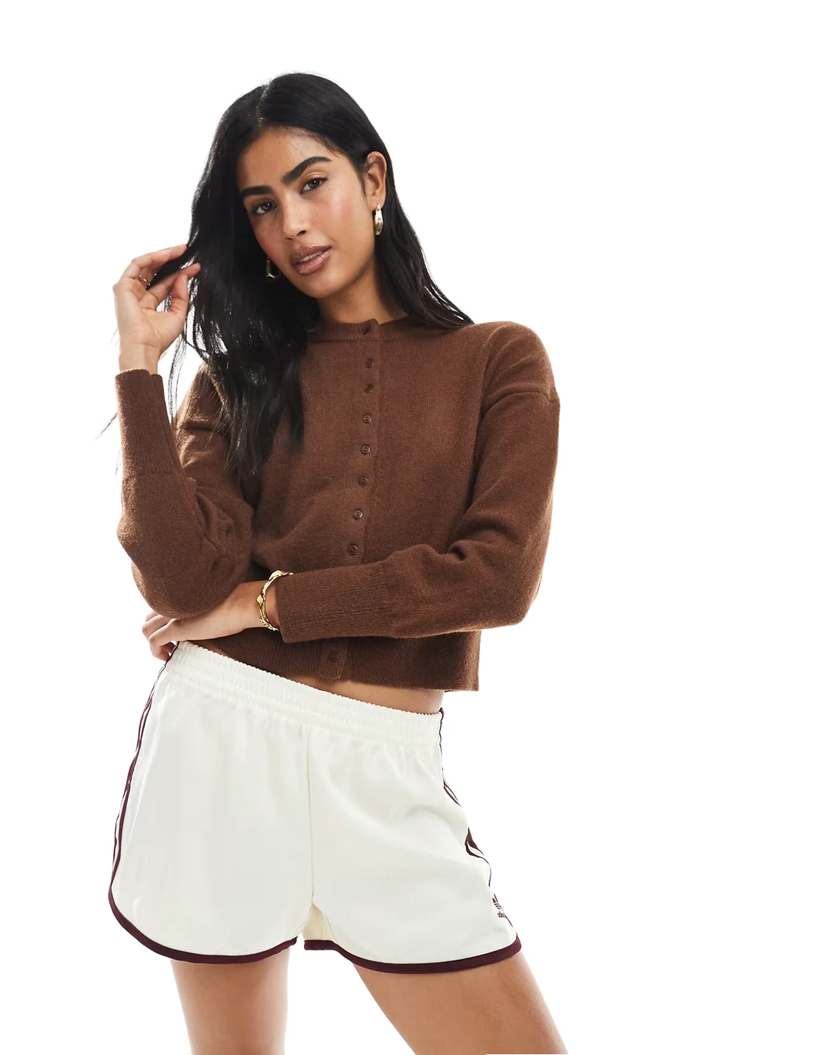 – Brązowy kardigan z dopasowaną talią