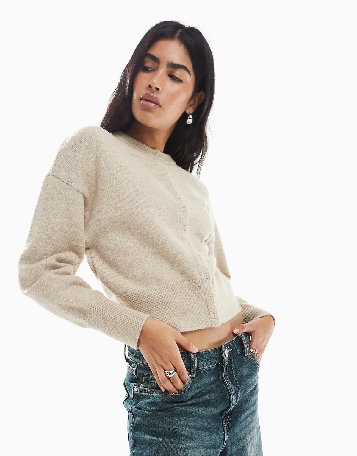 – Jasnobeżowy kardigan z dopasowaną talią