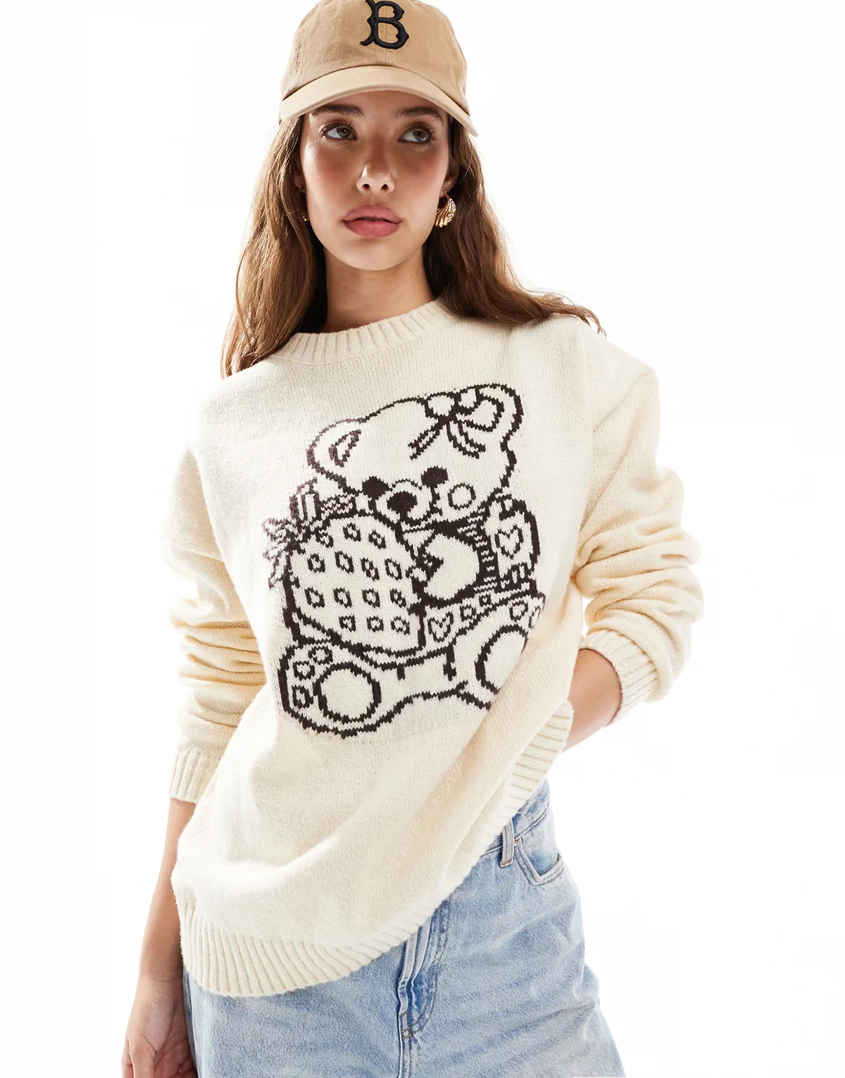– Kremowy sweter z motywem misia
