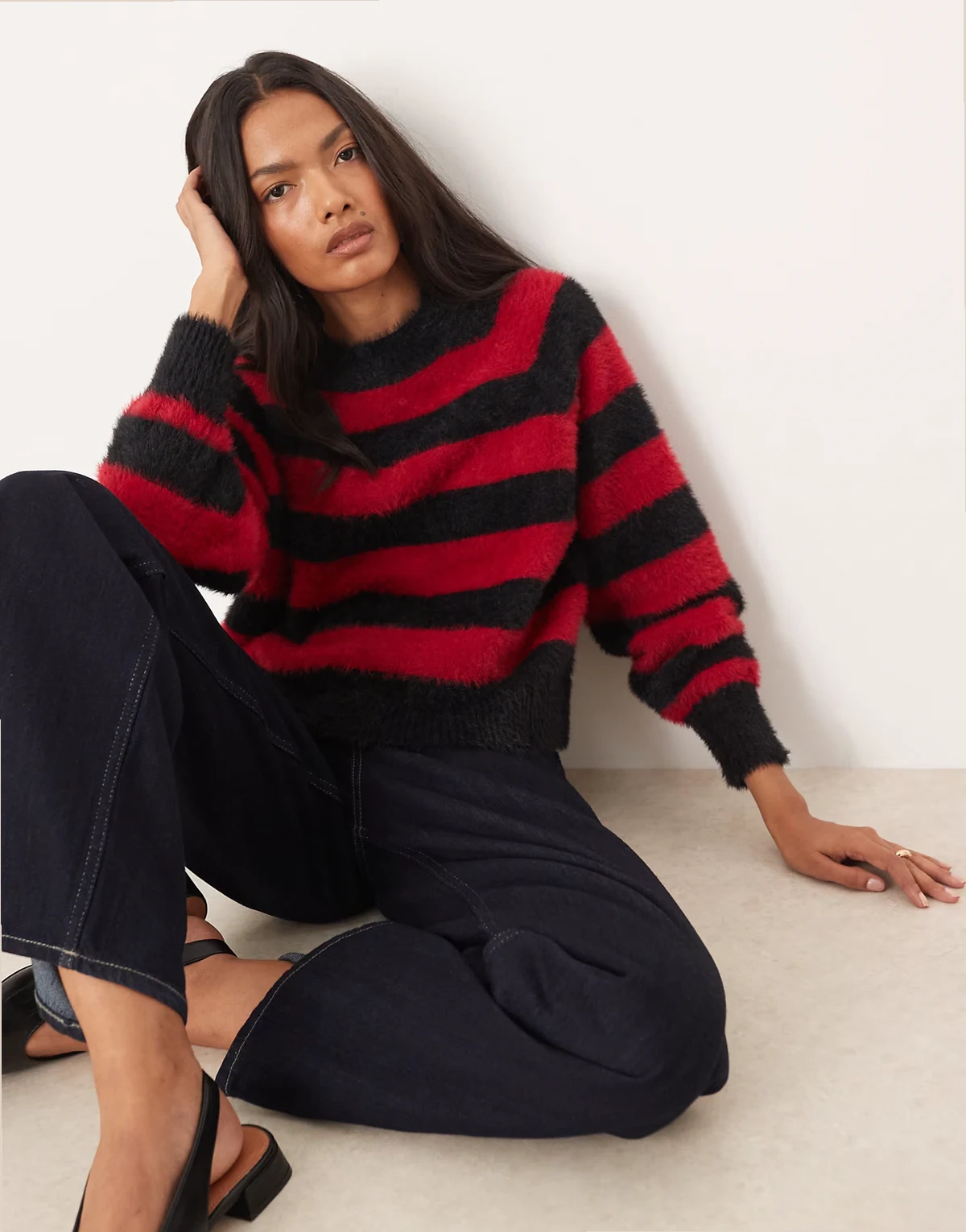 – Obszerny dzianonowy sweter oversize w czerwono-czarne paski