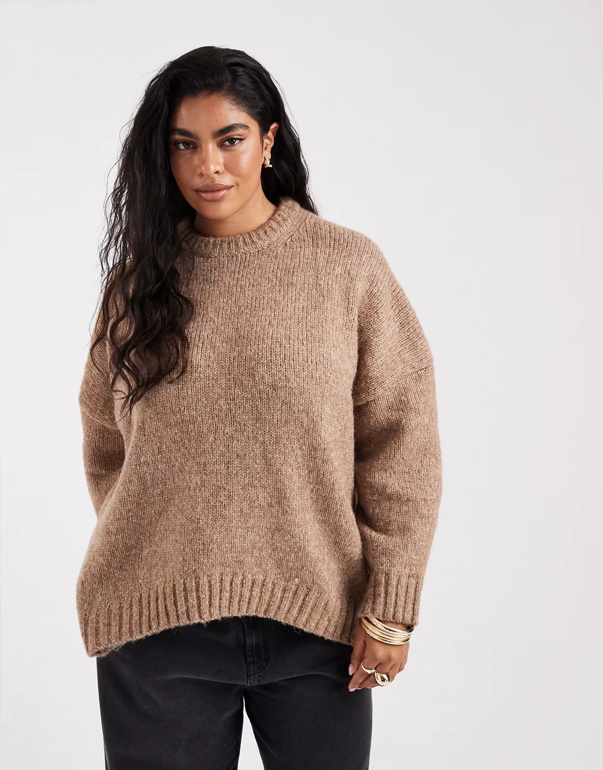 ASOS DESIGN Curve – Ciemnobeżowy sweter oversize z okrągłym dekoltem i zaokrąglonym dołem