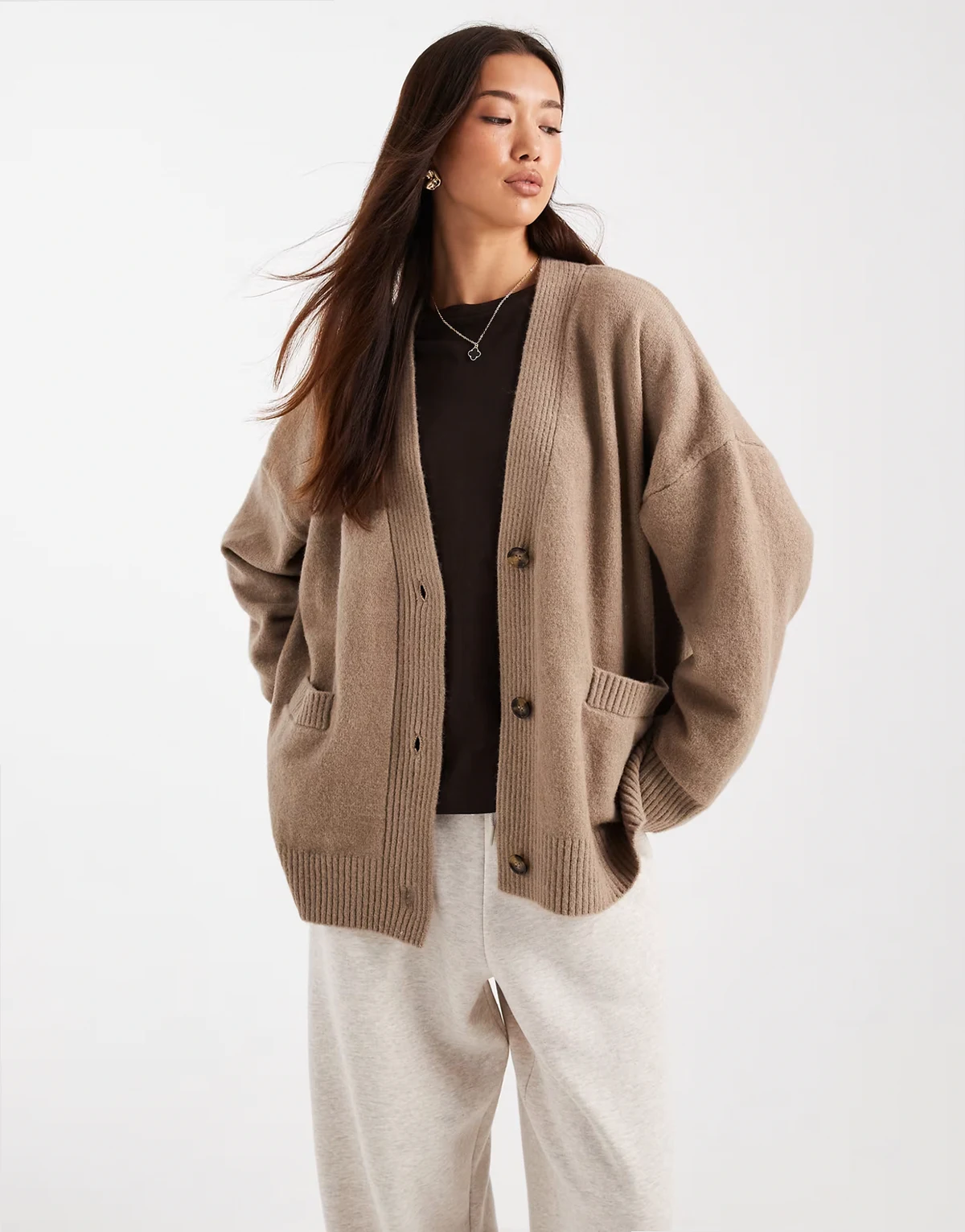 – Strickjacke in Braun mit Knopfleiste
