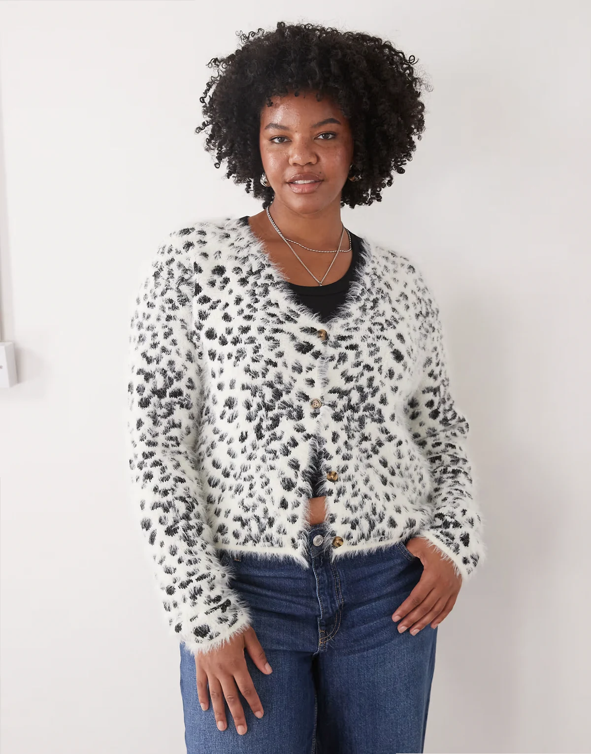Plus – Flauschige Strickjacke mit Schneeleopardenfell-Muster
