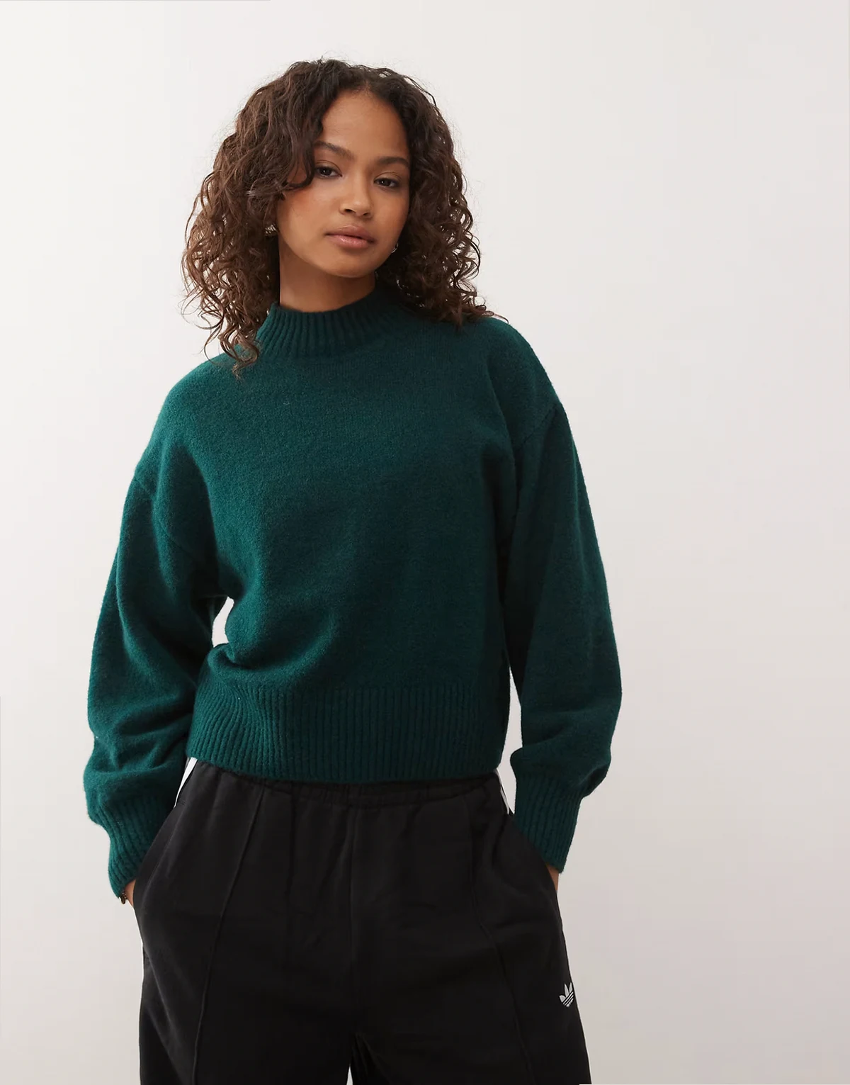 – Strickpullover in Dunkelgrün mit Stehkragen