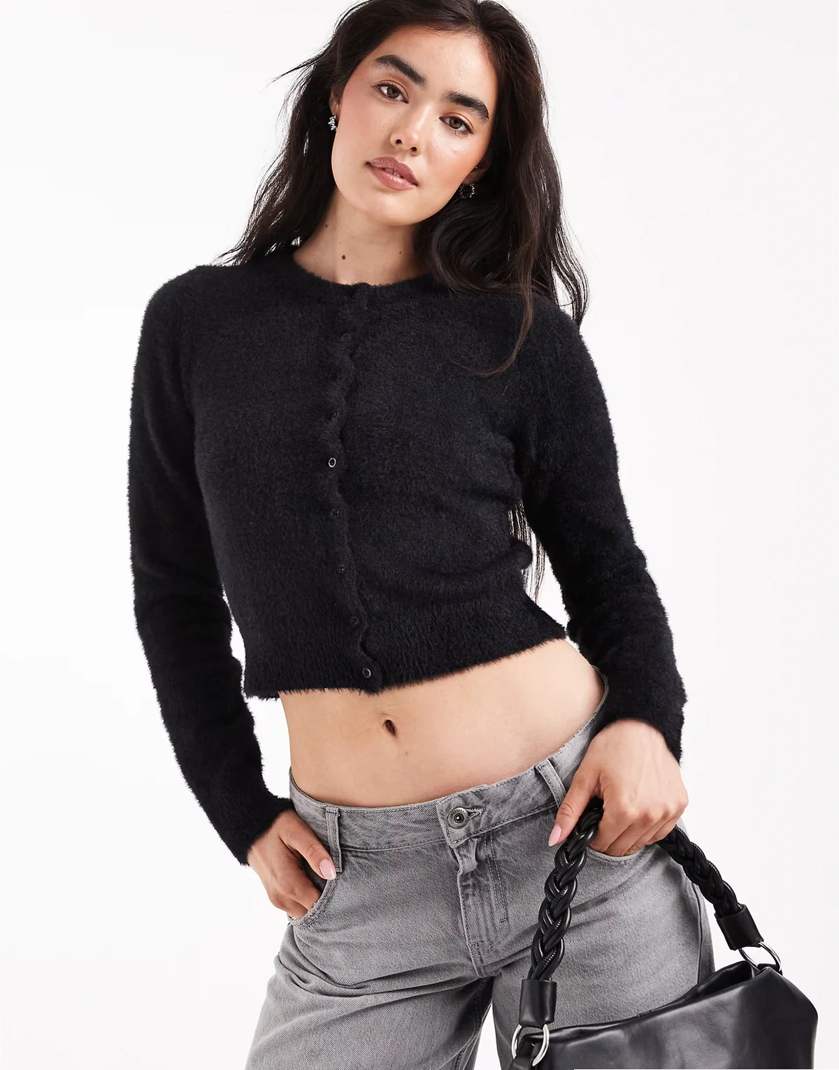 – Czarny krótki kardigan z puszystej dzianiny