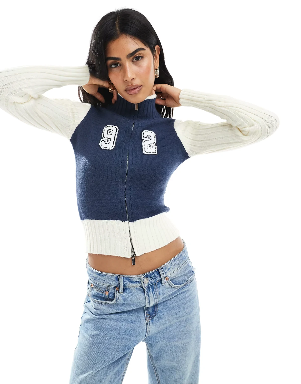 – Kremowo-granatowy dopasowany kardigan z golfem zapinany na zamek