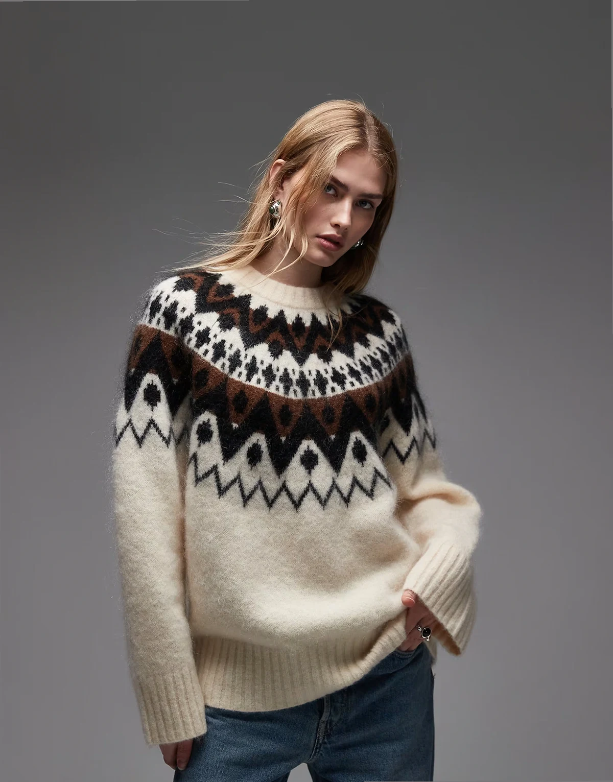 – Strickpullover aus Mohair-Wollmix in Weiß mit braunem Jacquard-Zickzackmuster im Fair-Isle-Stil