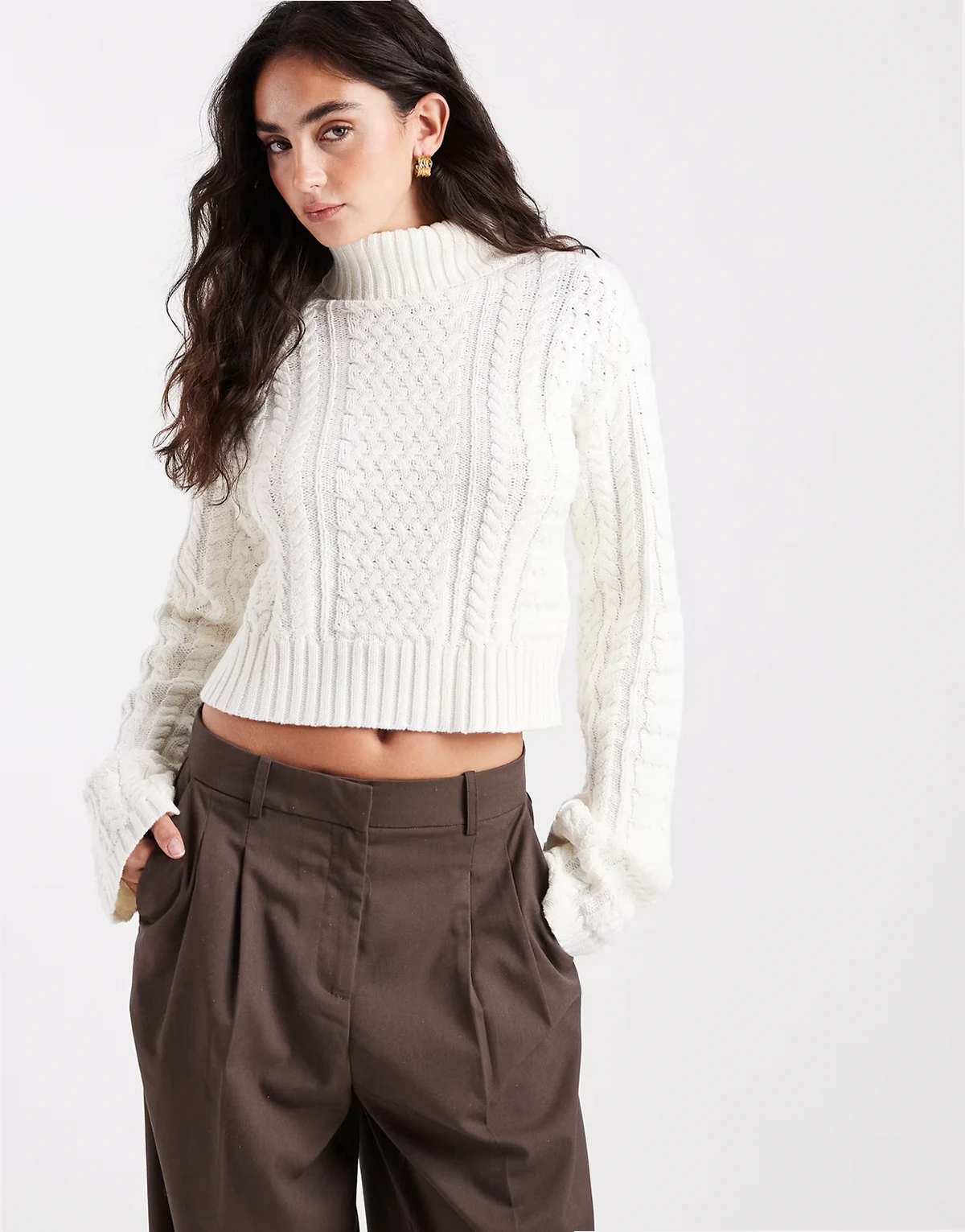 – Gestrickter, hochgeschlossener Rollkragenpullover aus Baumwollmix in Cremeweiß mit Zopfmuster und kurzem Schnitt