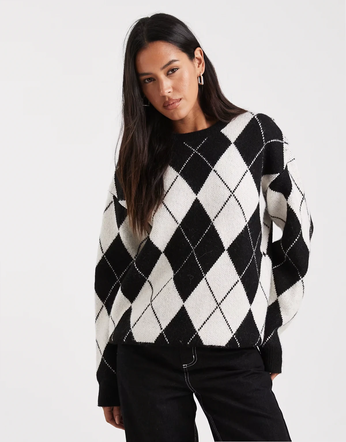– Oversize-Pullover mit Wollanteil in Schwarz-Weiß mit Rautenmuster und Rundhalsausschnitt
