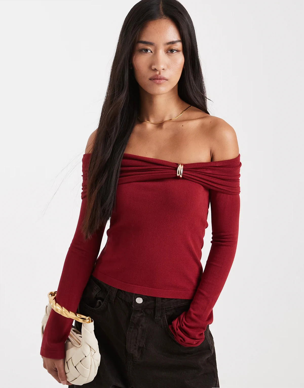 – Strickpullover in Burgunderrot mit Carmen-Ausschnitt und goldfarbenem Metallbesatz