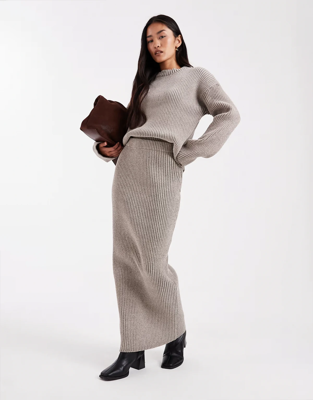 – Weicher, gerippter Strickpullover in Haferbeige mit Rundhalsausschnitt, Kombiteil
