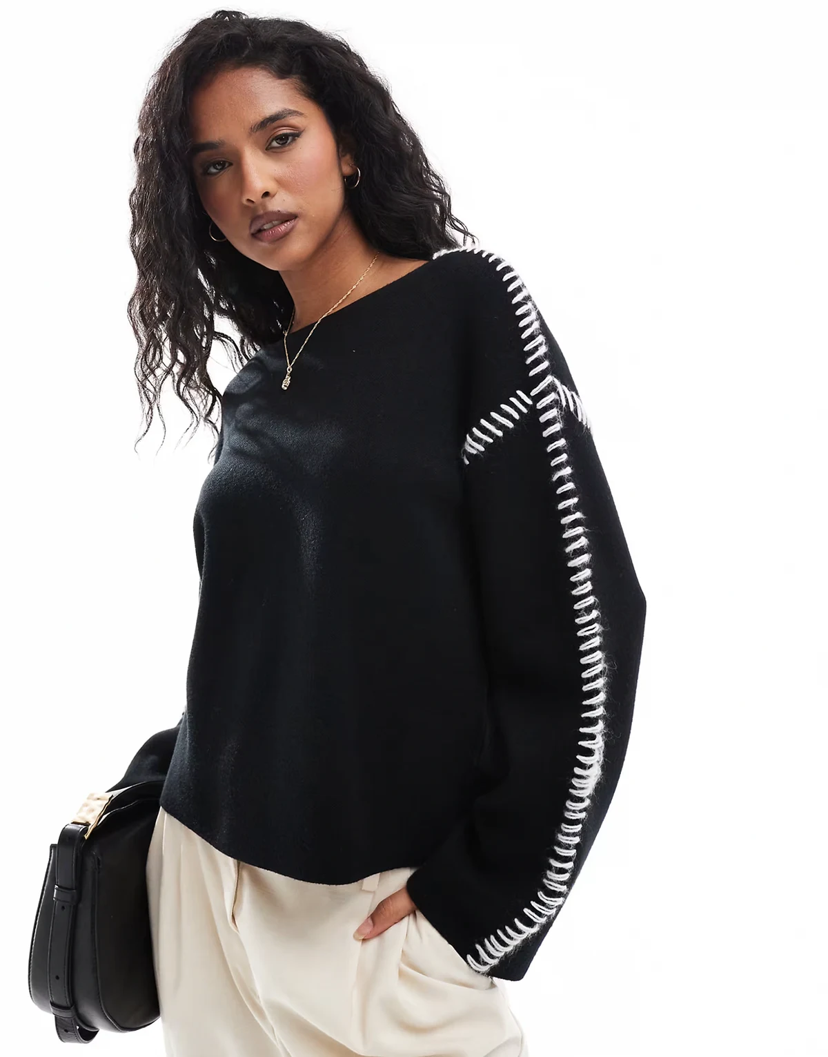 – Pullover in Schwarz mit Kontrastnaht