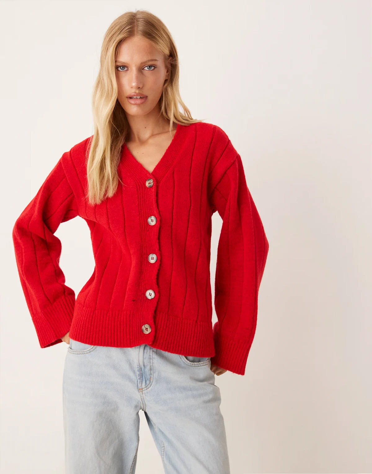 – Czerwony dzianinowy kardigan oversize