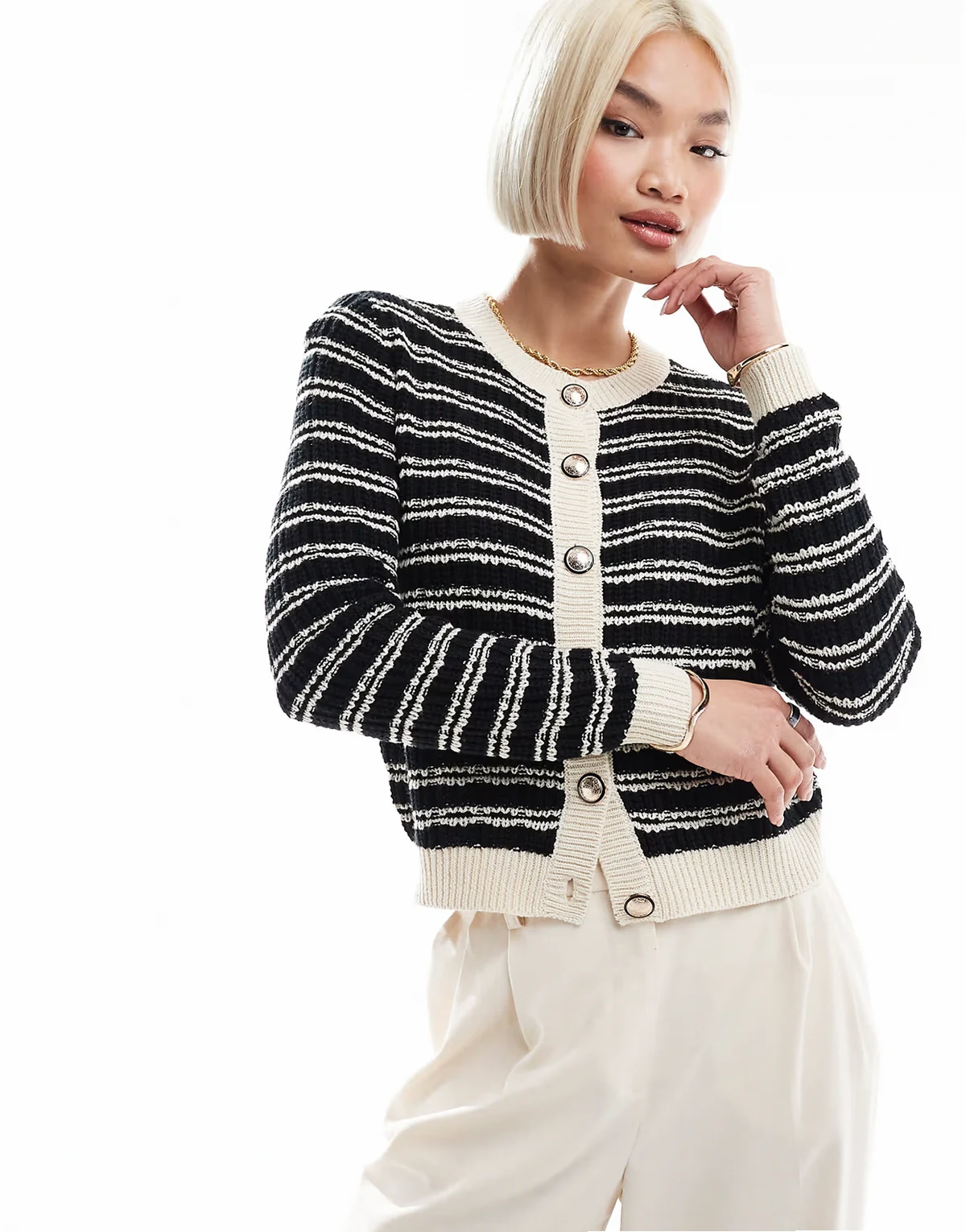 – Strickjacke mit schwarz-weißen Streifen und goldfarbenen Knöpfen