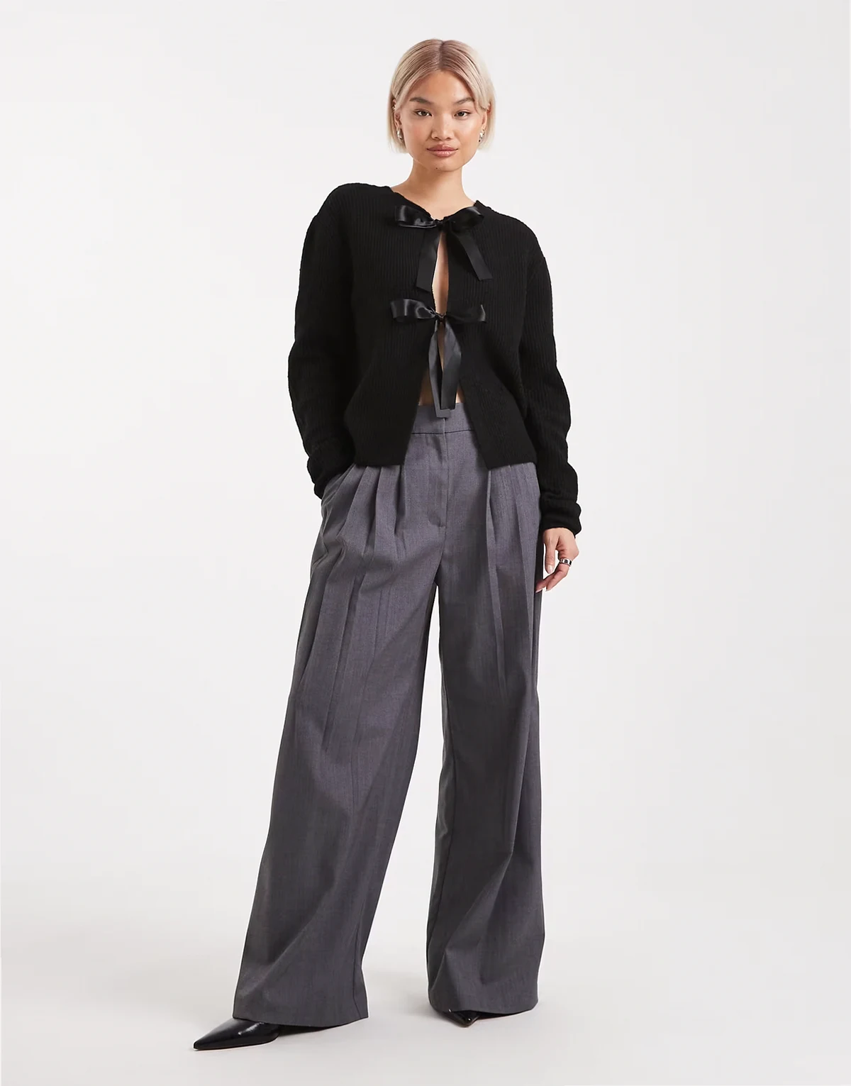 – Wendbare Strickjacke in Schwarz mit Schleife aus Satin