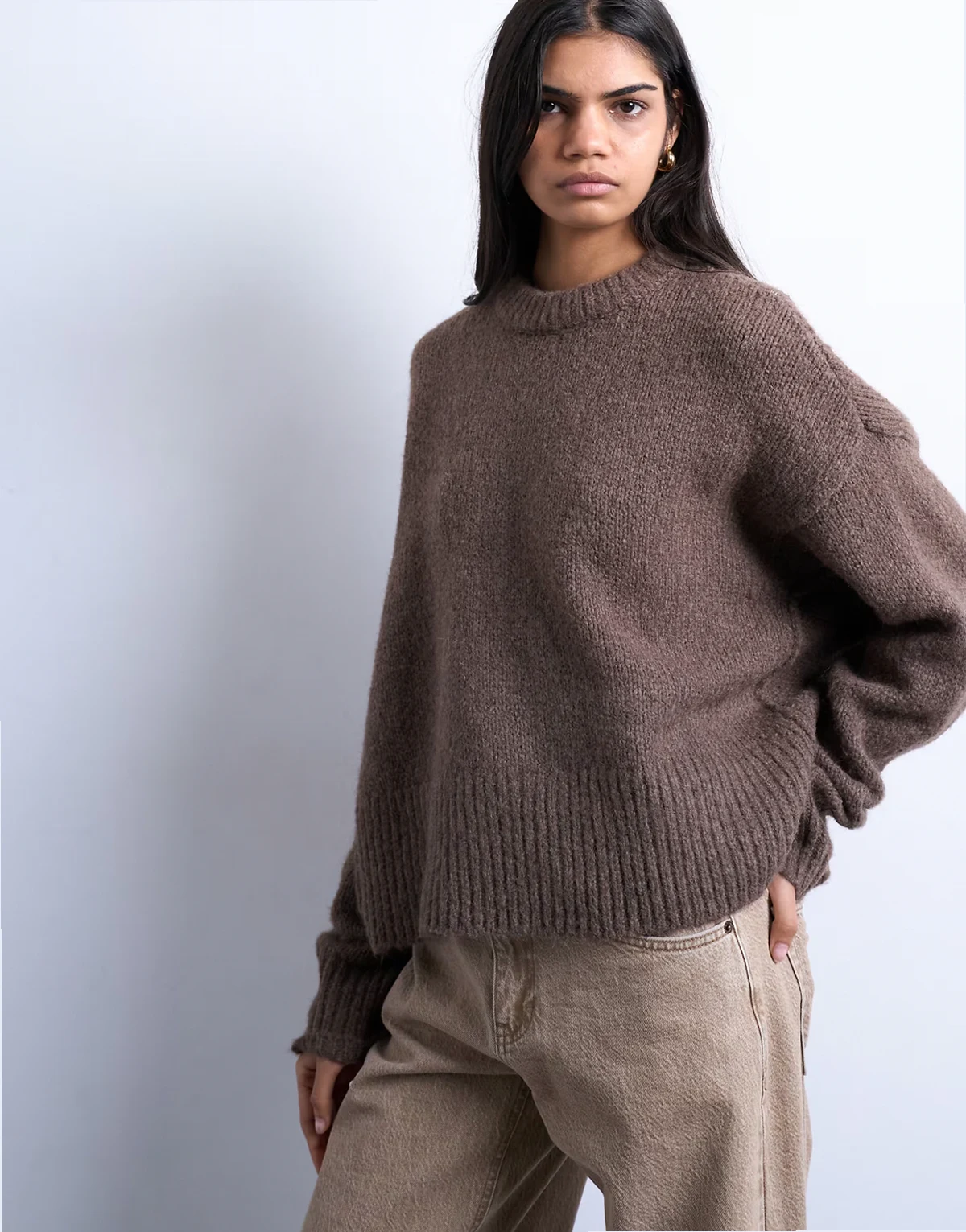 – Kawowy sweter z puszystej dzianiny z domieszką wełny