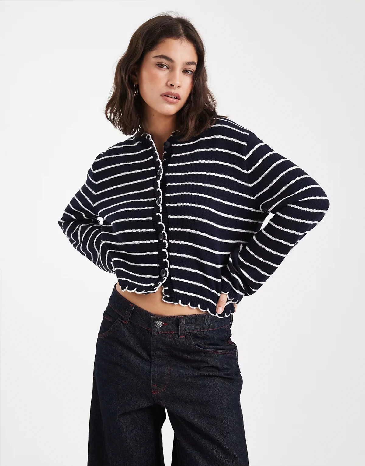 – Gestreifte Strickjacke in Marineblau mit Languettenstich