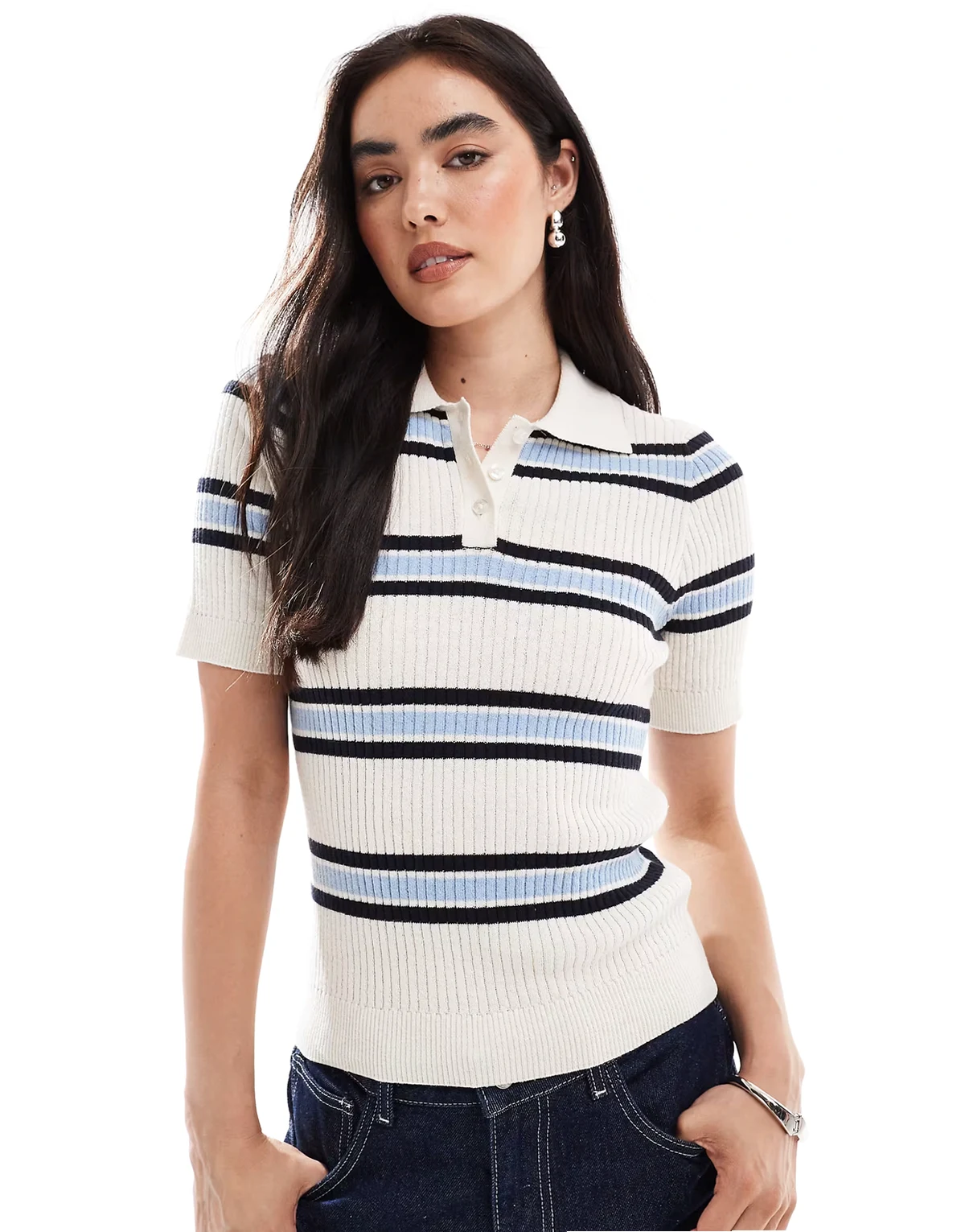 – Geripptes, kurzärmliges Polohemd im Rugby-Stil in Creme mit zartblauen Streifen