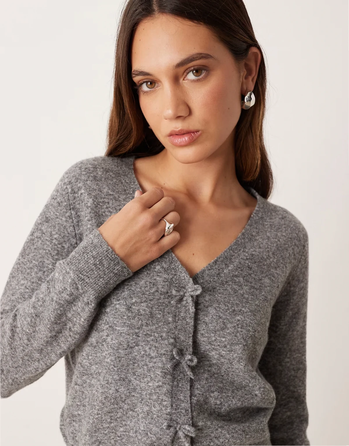– Strickjacke aus Wollmix in Grau mit Schleifendetail