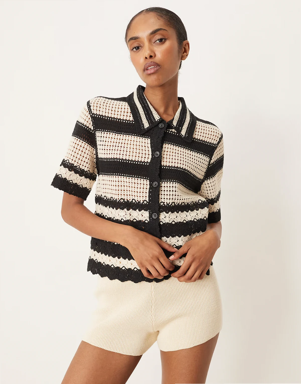 – Kurzärmlige, gehäkelte Strickjacke in schwarz und creme gestreift