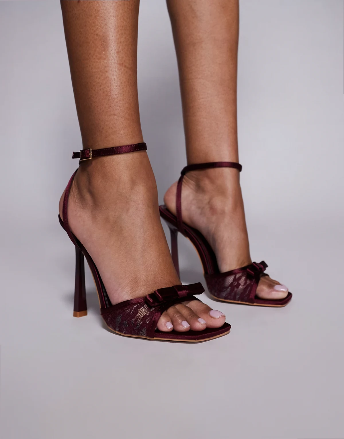 Simmi London – Janeena – Bordowe koronkowe sandały na obcasie