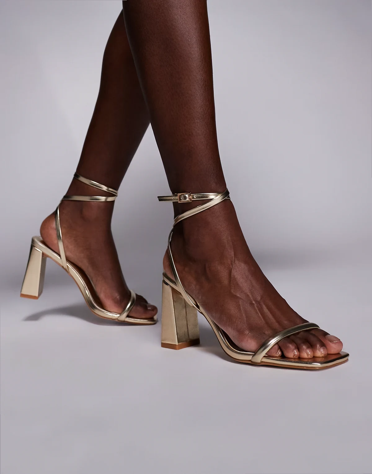 SIMMI London Wide Fit – Citra – Sandaletten in Gold mit Blockabsatz, weite Passform