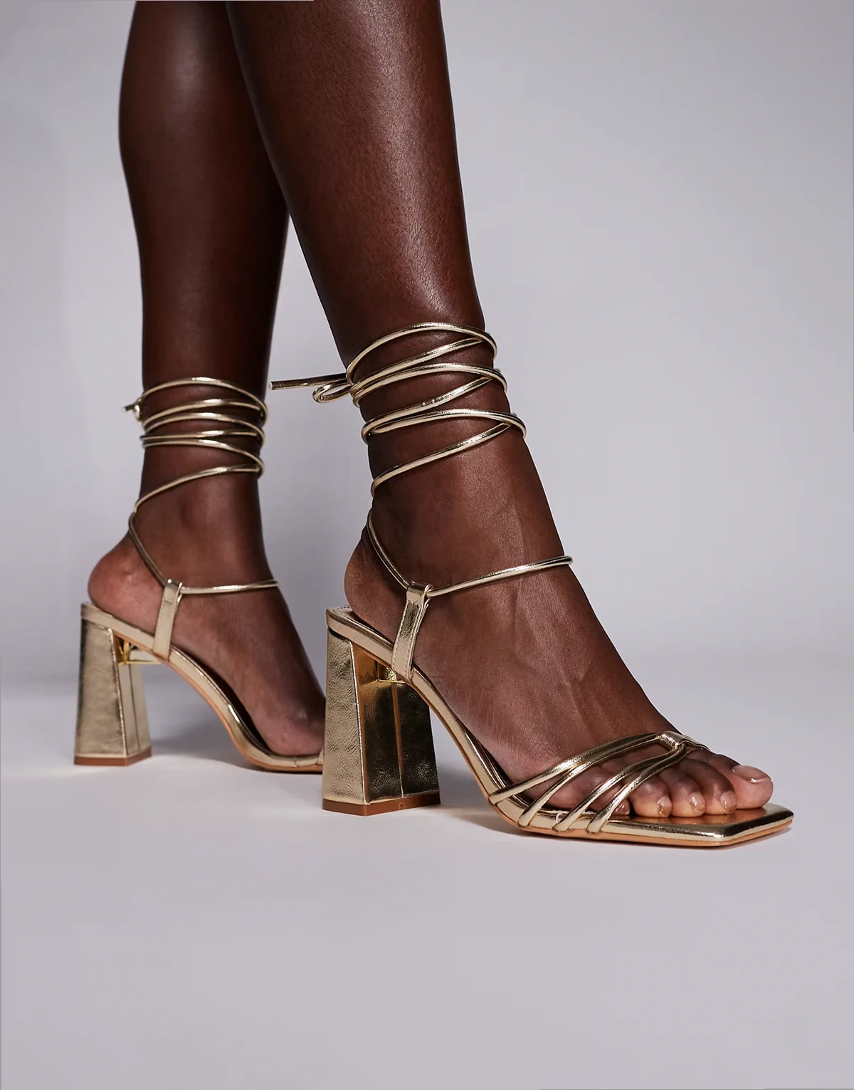 – Bergamot – Złote wiązane sandały na obcasie klockowym