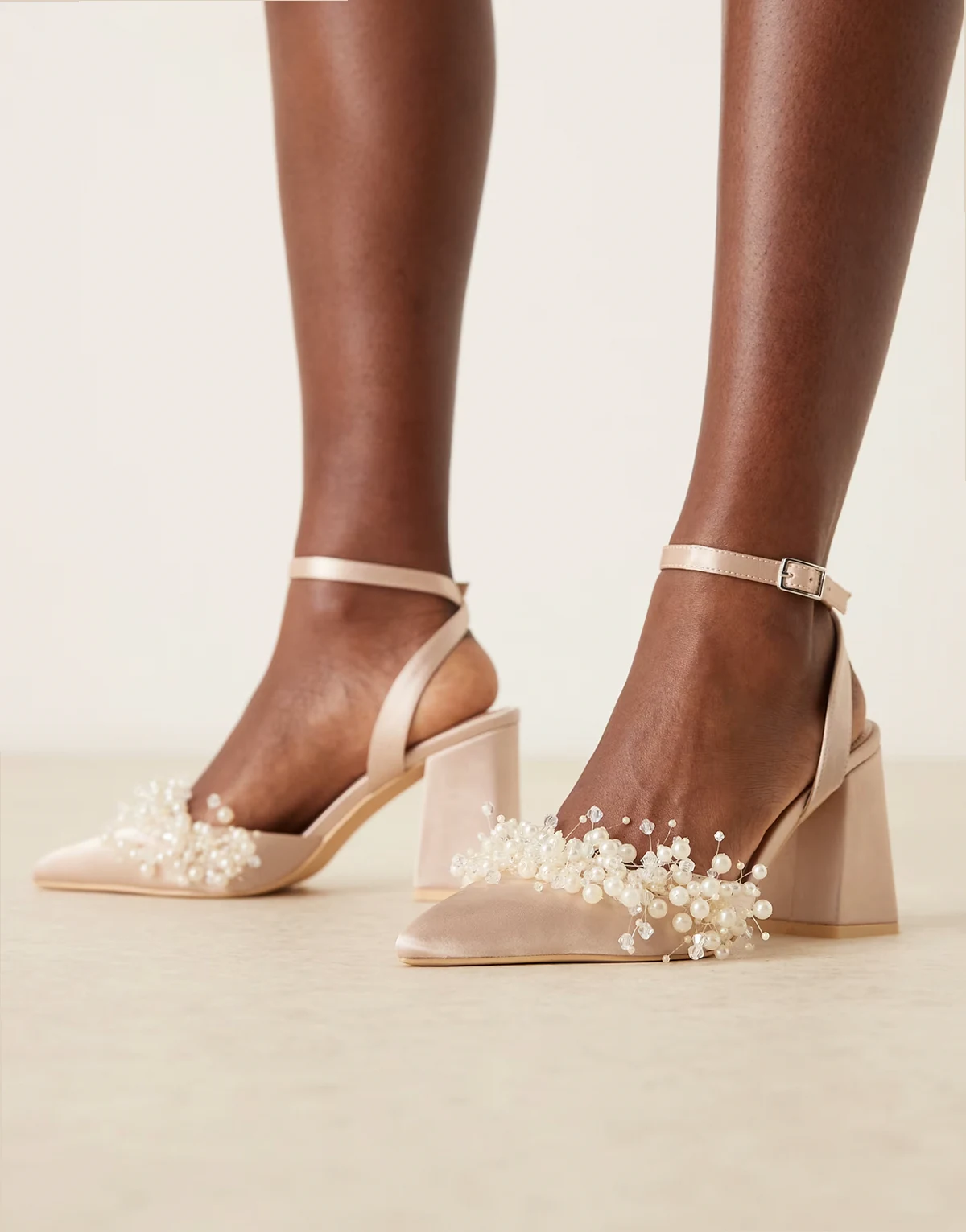 Bridal – Tanika – Pudroworóżowe satynowe buty na obcasie klockowym z perłami