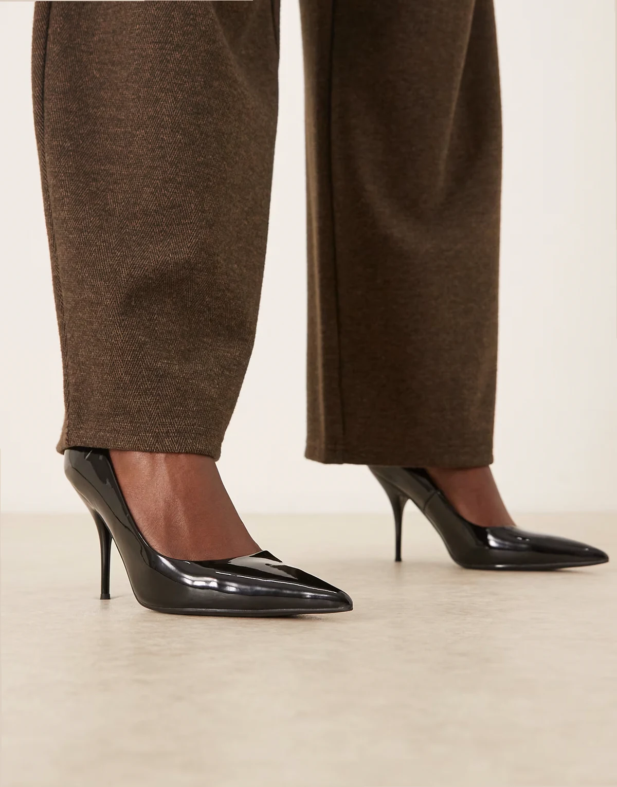 – Perth – Czarne lakierowane czółenka na wysokich szpilkach z noskami w szpic