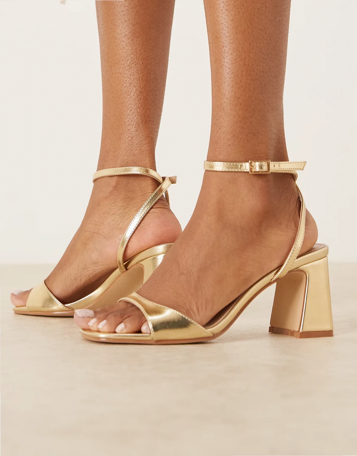 – Jeeya – Sandaletten in Gold mit Blockabsatz