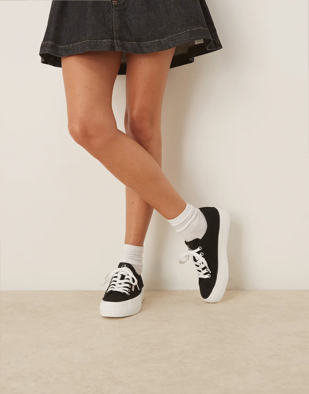 – Czarne płócienne buty sportowe na wulkanizowanej płaskiej platformie