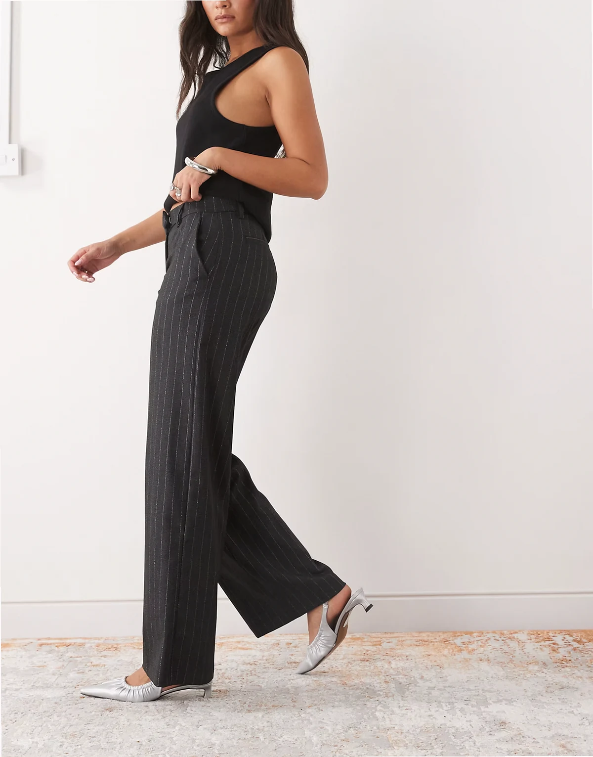 – Elegante Hose in Dunkelgrau mit weitem Schnitt, mittelhohem Bund und Glitzerstreifen