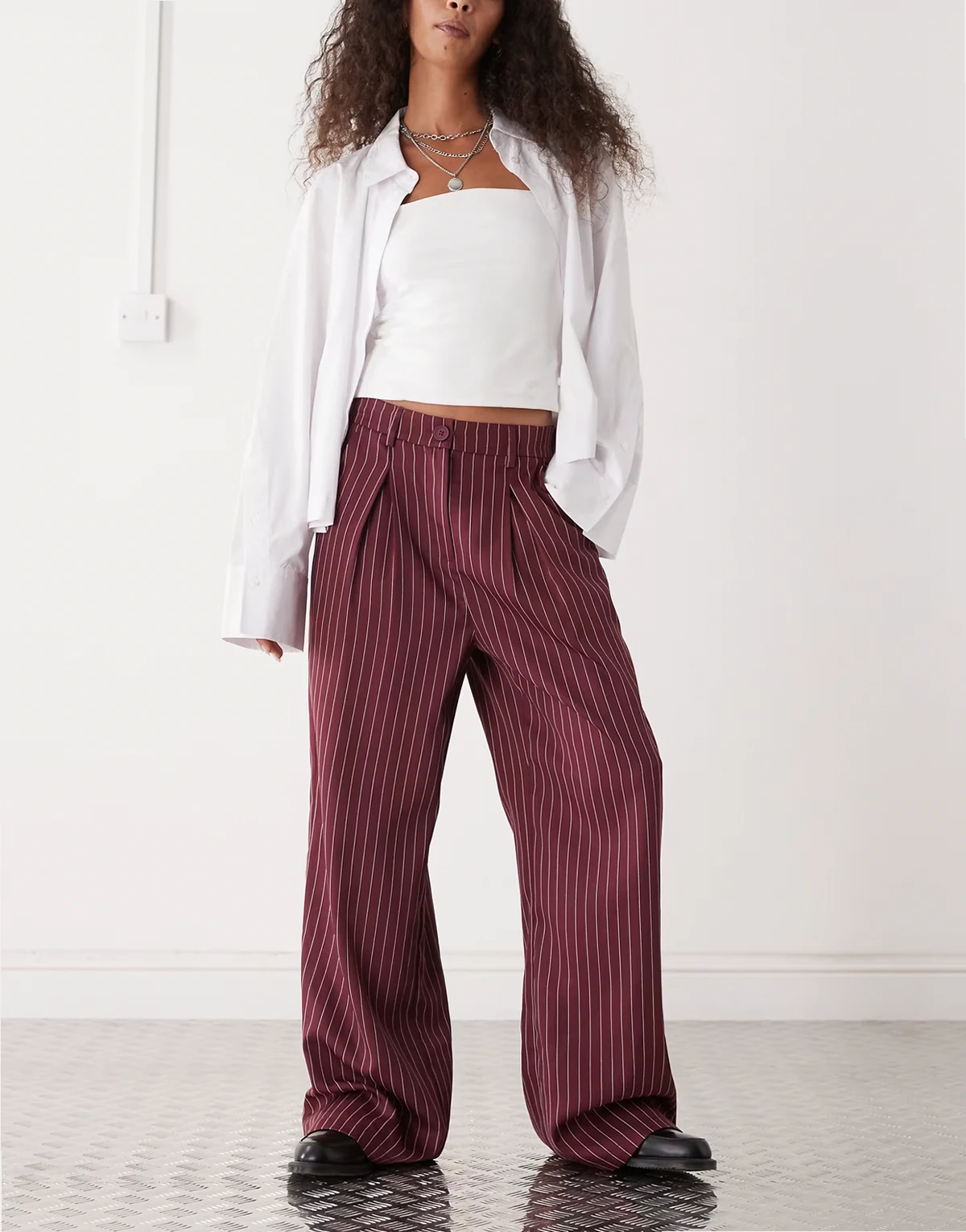 – Elegante, weite Hose in Burgunderrot mit Nadelstreifen