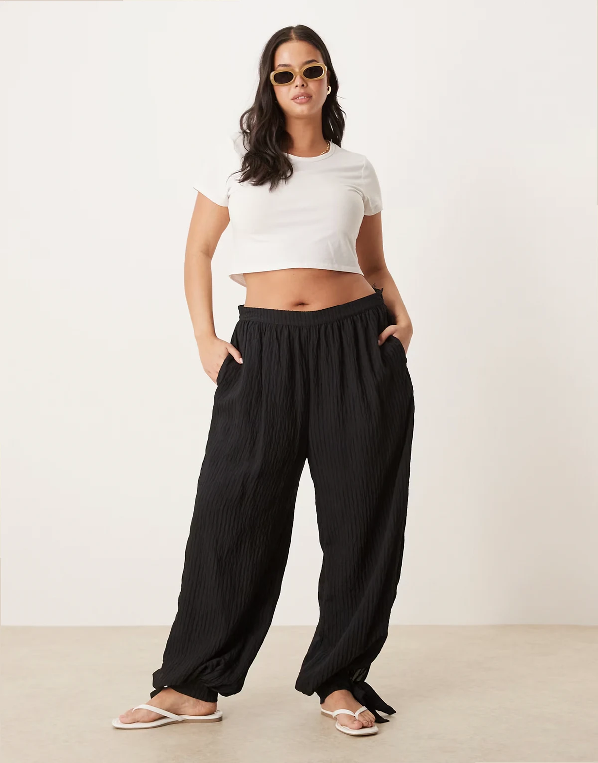 ASOS DESIGN Curve – Teksturowane czarne spodnie w paski z mankietami