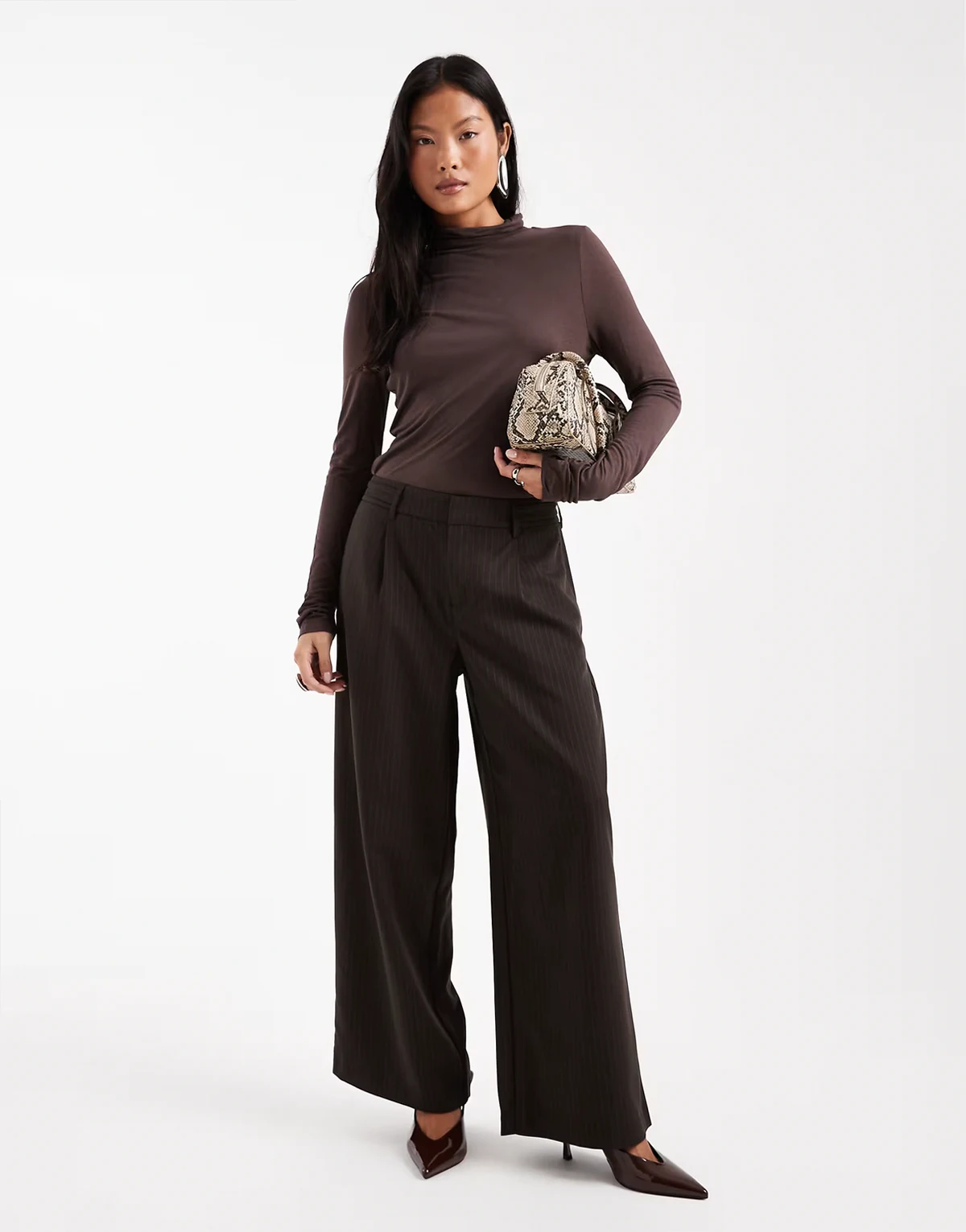 – Brązowe eleganckie spodnie z szerokimi nogawkami i niskim stanem w prążki