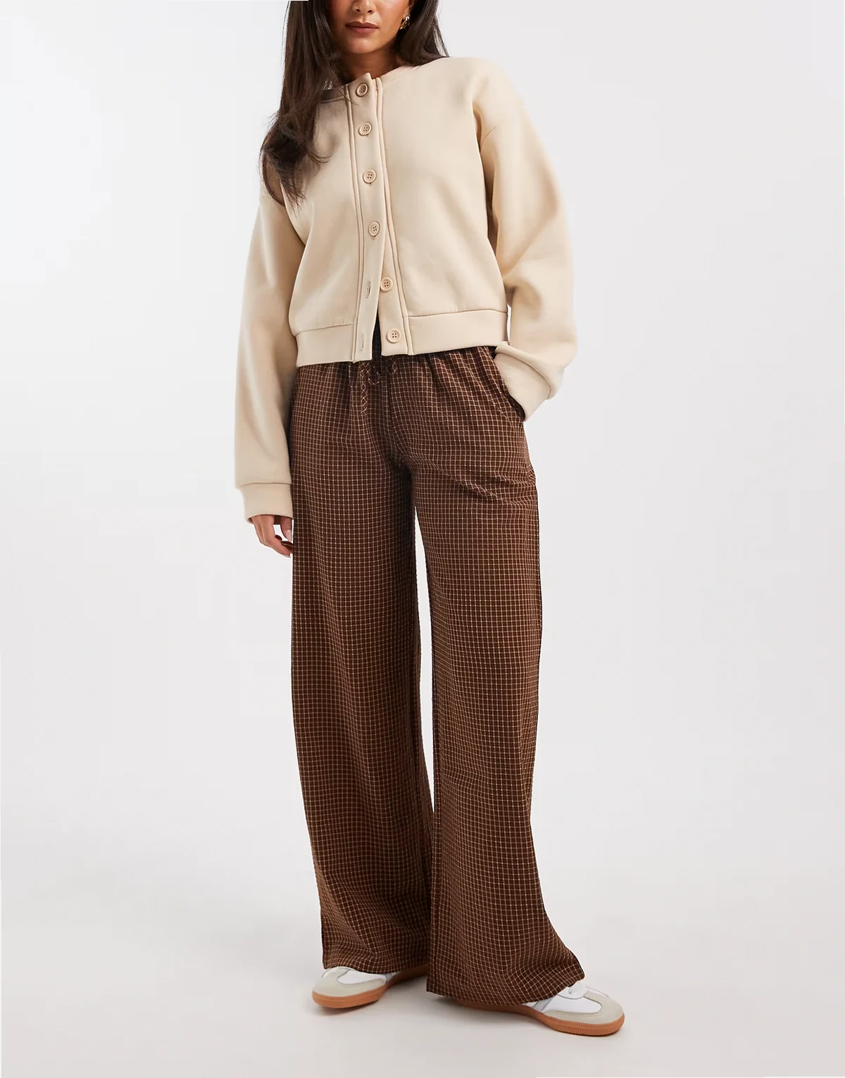 – Rdzawe ściągane na sznurek spodnie wsuwane w kratkę