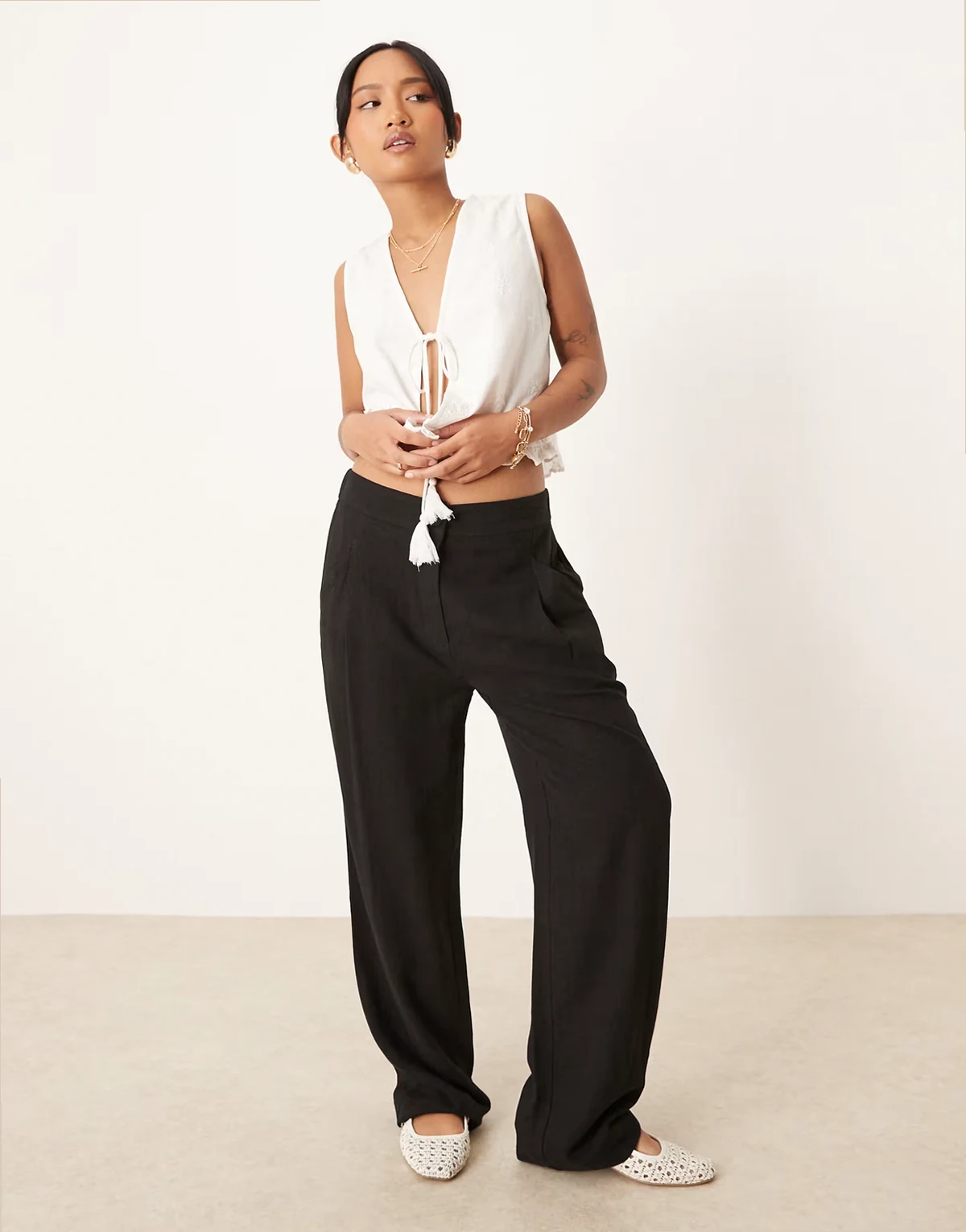 ASOS DESIGN Petite – Schmal zulaufende Hose in Schwarz mit Leinenanteil und Bundfalten