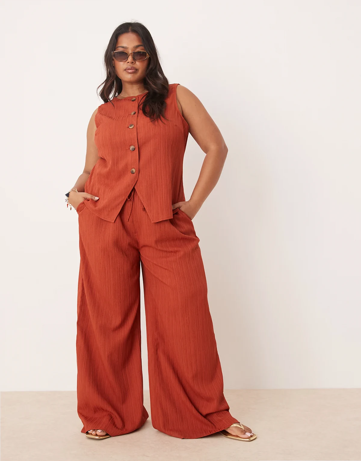 ASOS DESIGN Curve – Rdzawe gniecione spodnie palazzo, część zestawu