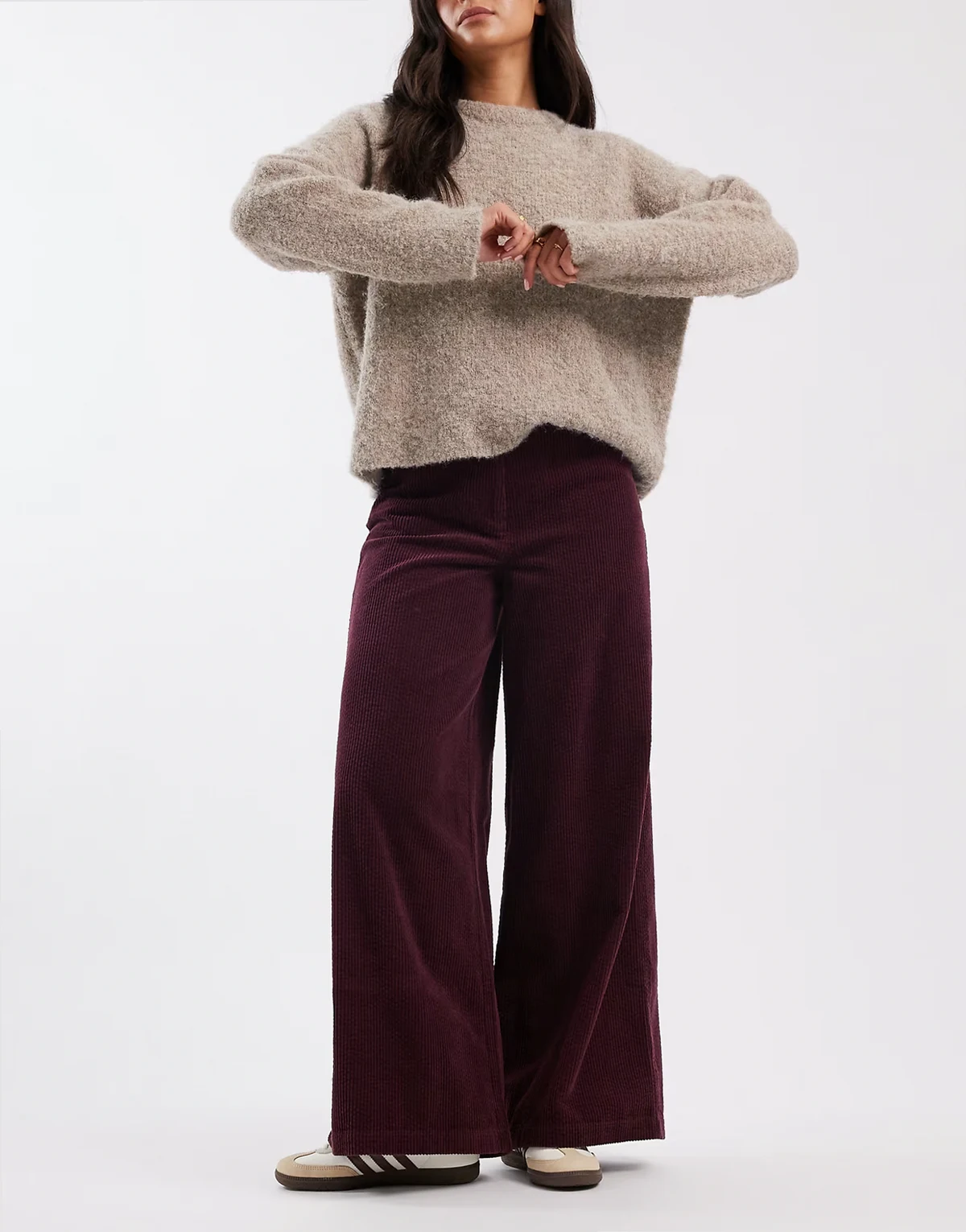 – Superweite Cordhose in Burgunderrot mit Laschendetails