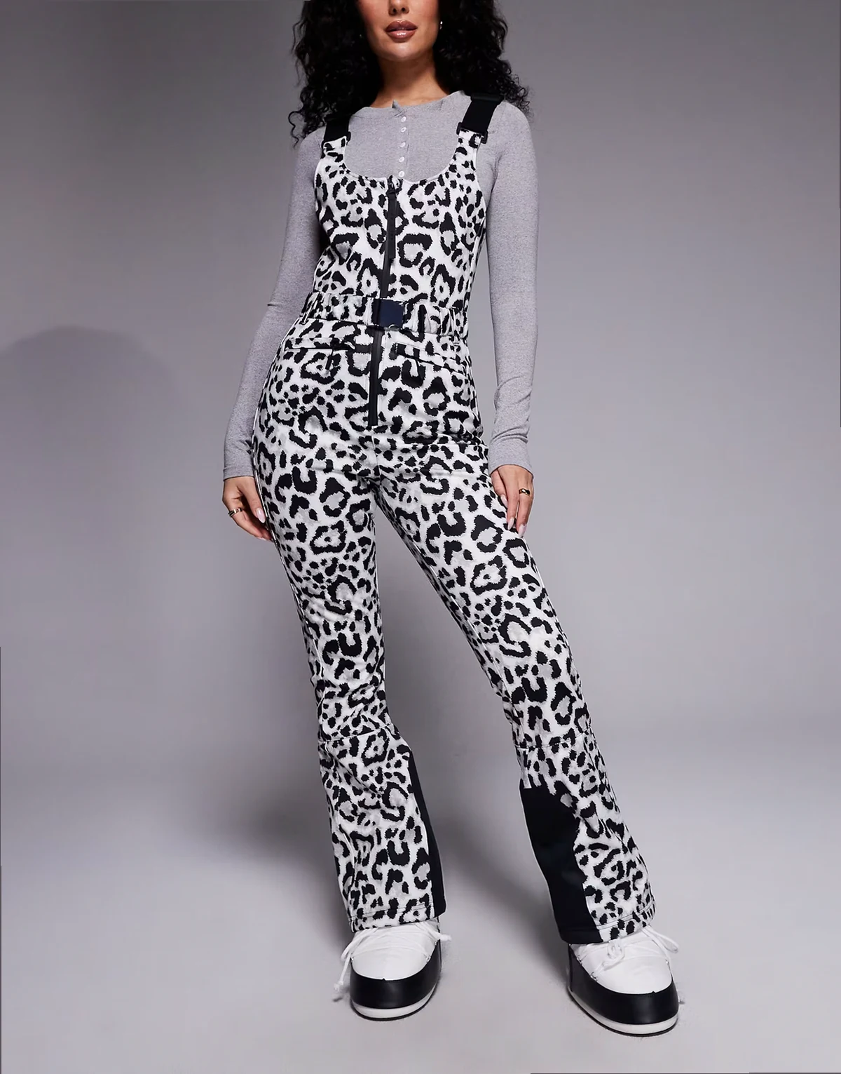 ASOS 4505 Hourglass Ski – Wodoodporne spodnie narciarskie na szelkach z miękkiej tkaniny softshell z paskiem i wzorem w cętki śnieżnej pantery