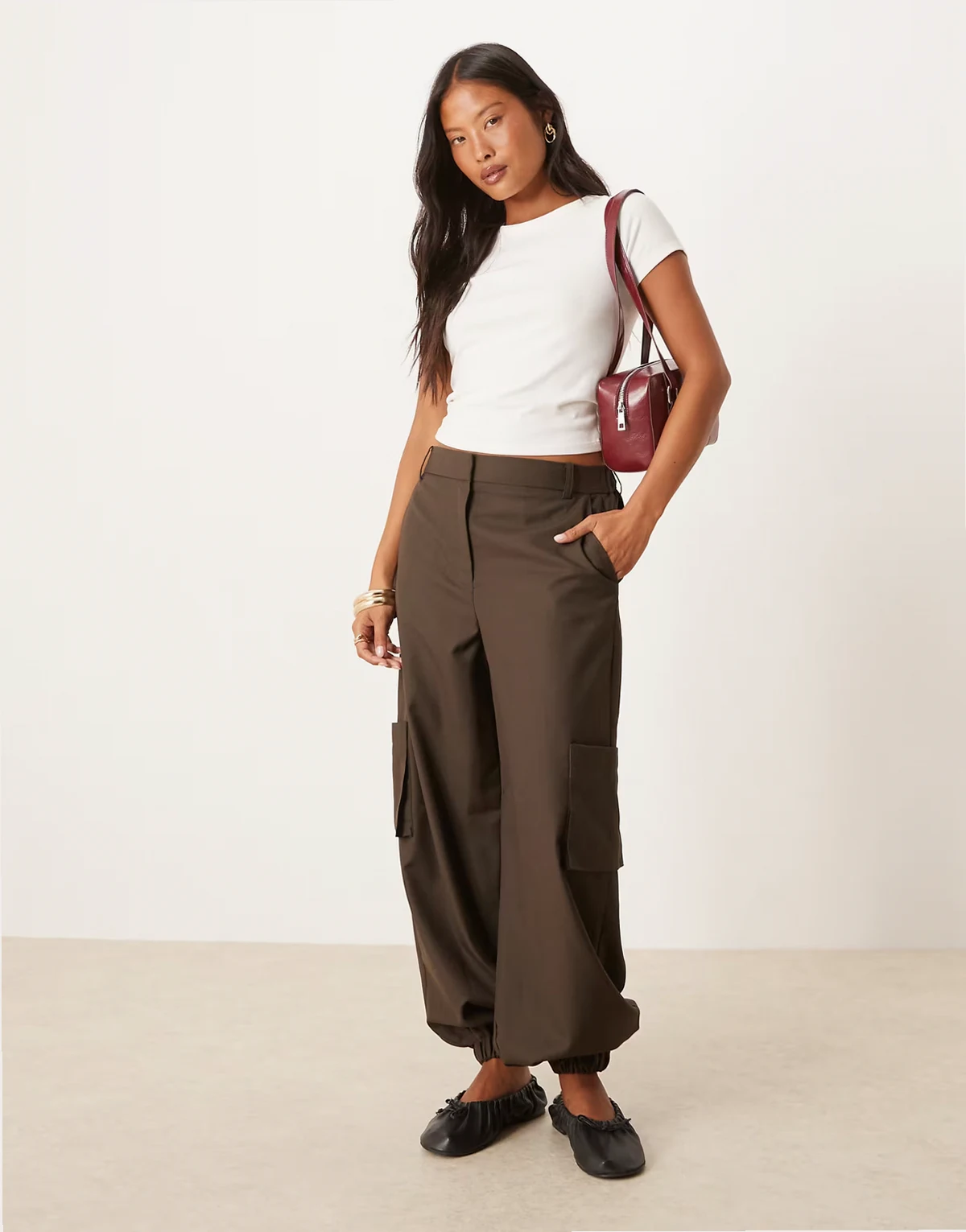 Petite – Elegante Hose in Schokobraun mit geradem Bein, Bündchen und praktischen Taschen