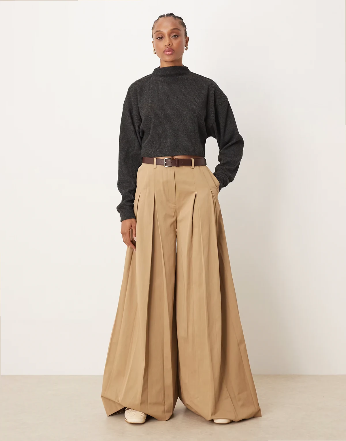 Tall – Elegante, plissierte Hose in Steinbeige mit weitem Bein und Gürtel