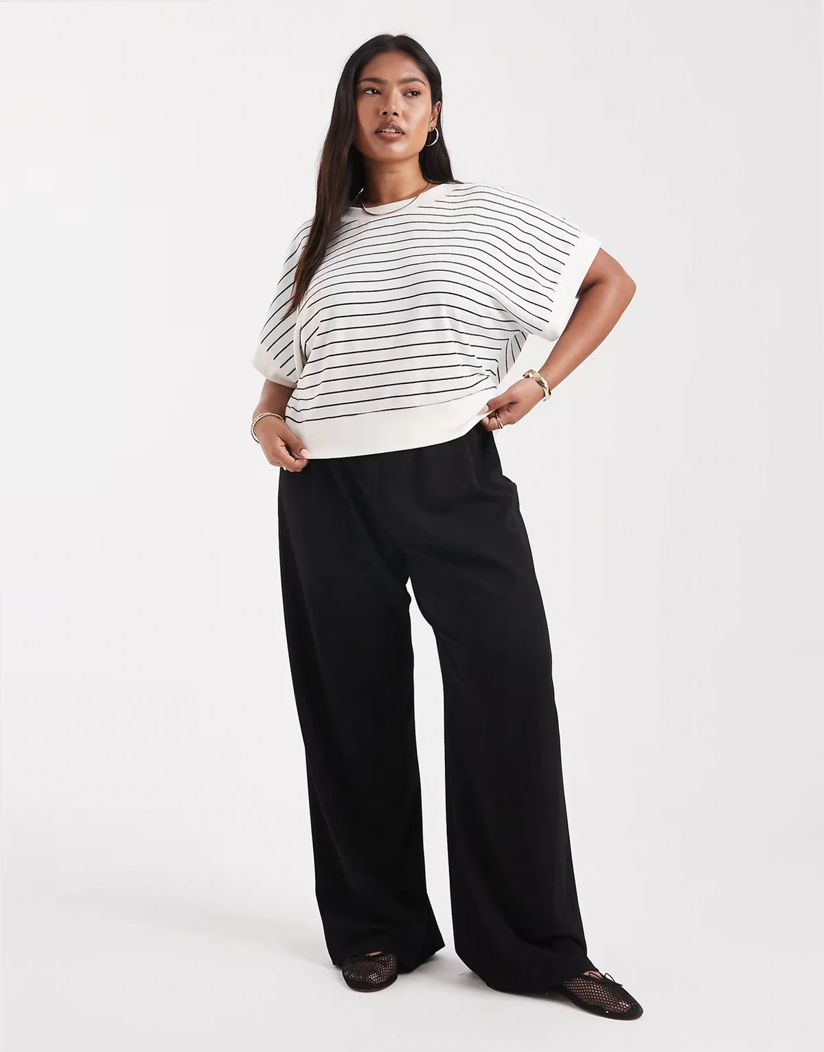 – Czarne luźne wsuwane spodnie