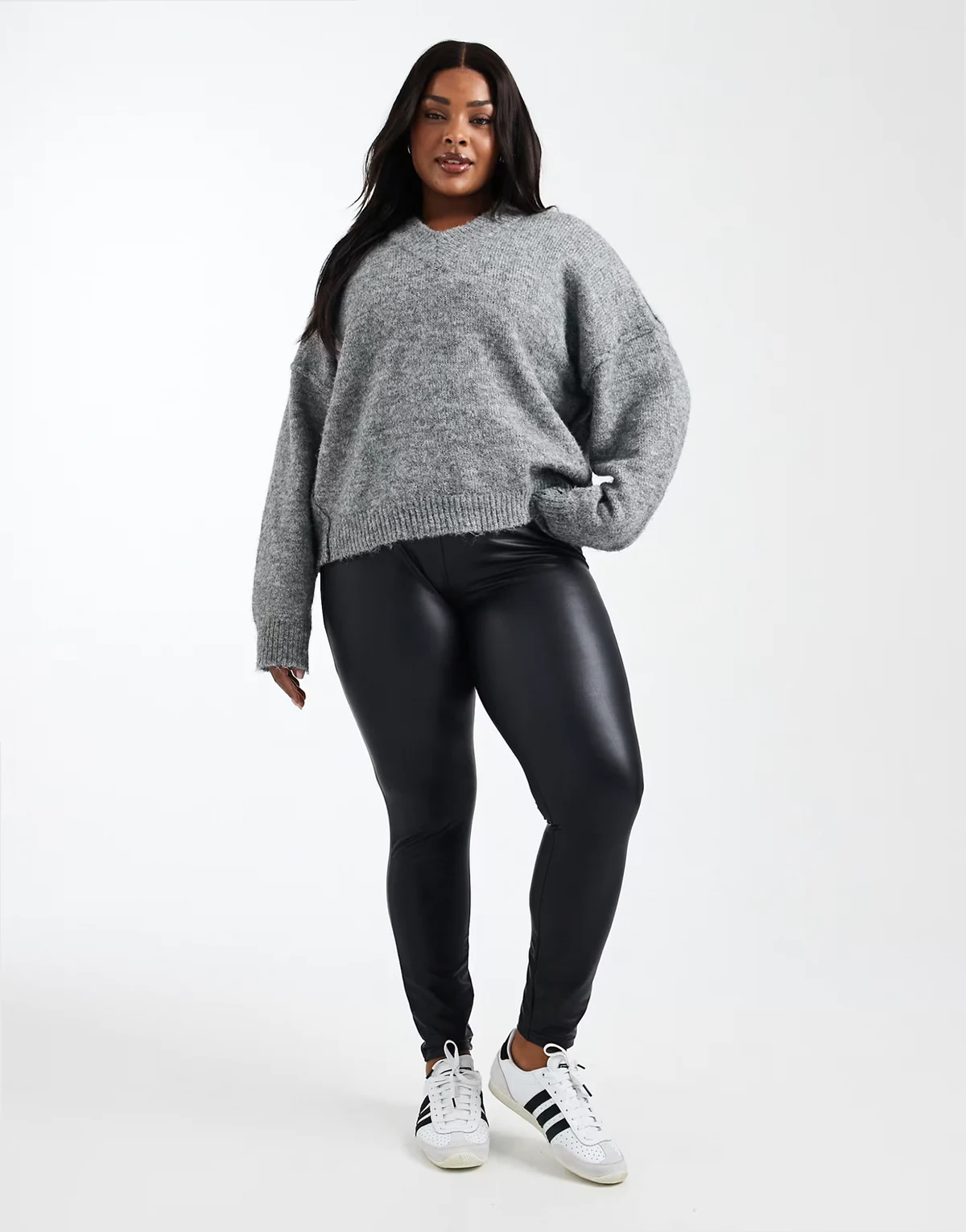 – Czarne powlekane legginsy