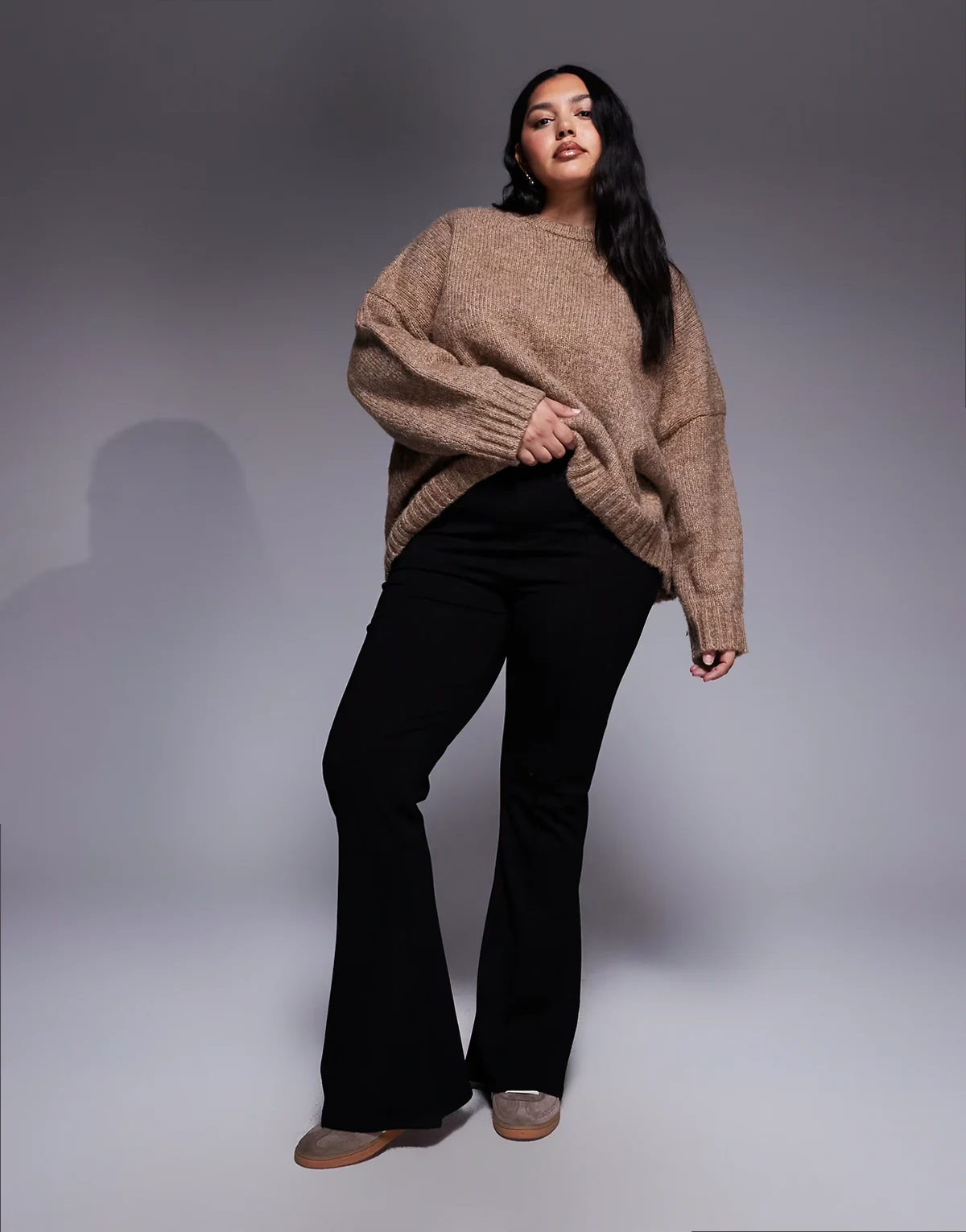 ASOS DESIGN Curve – Czarne spodnie z tkaniny ponte z rozszerzanymi nogawkami i szczypanką wzdłuż nogawki