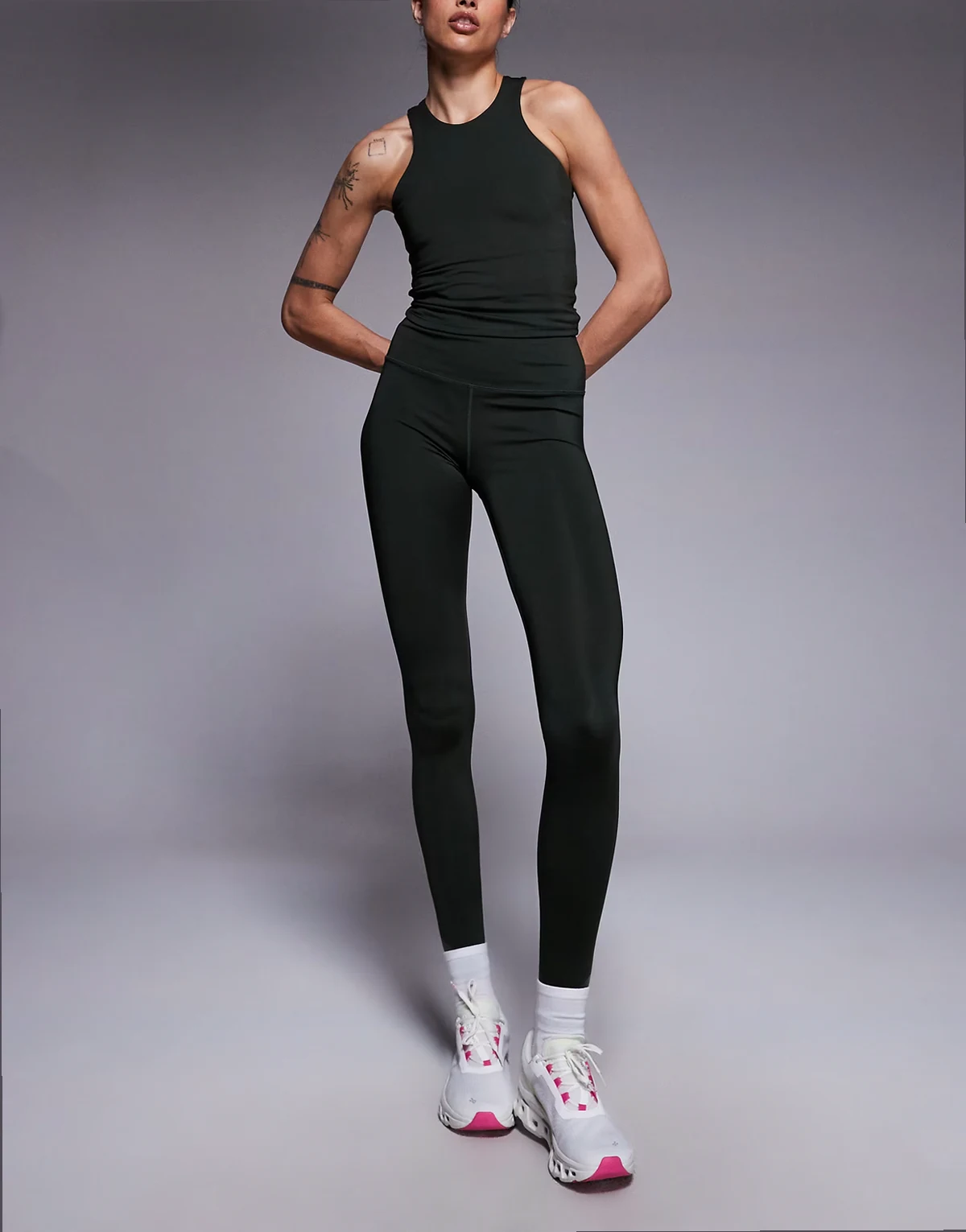 Tall – Icon Active – Modelujące pośladki legginsy sportowe z wysokim stanem i wewnętrzną kieszenią w ciemnym kolorze khaki