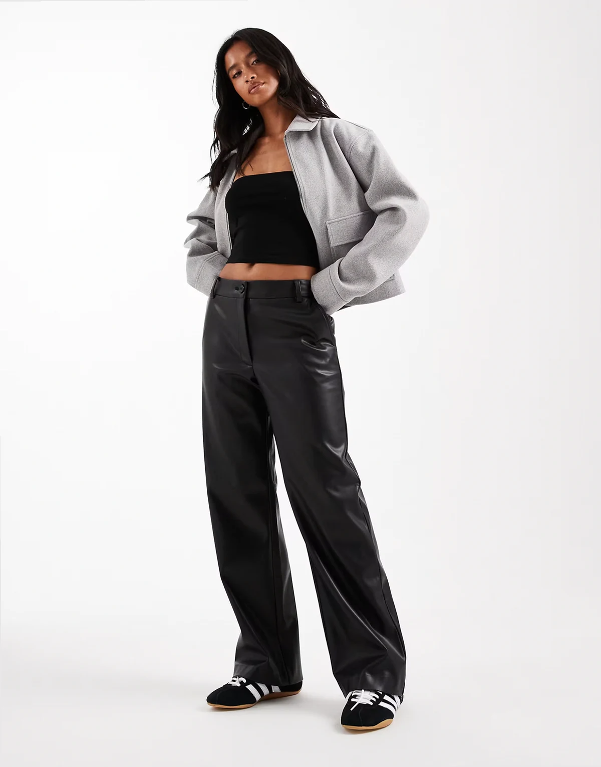 Petite – Gerade geschnittene Hose aus Kunstleder in Schwarz