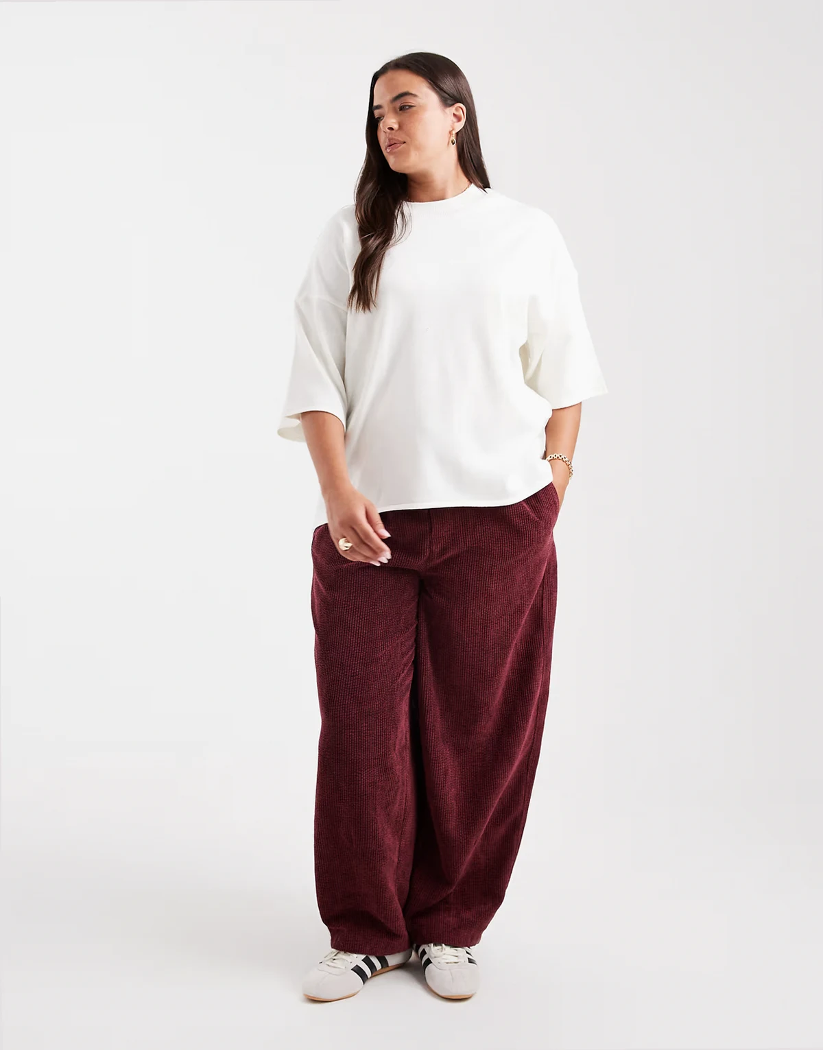 ASOS DESIGN Curve – Bordowe sztruksowe wciągane spodnie barrel