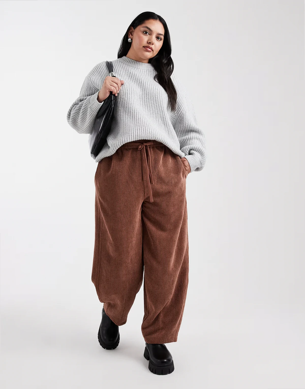 ASOS DESIGN Curve – Czekoladowe wciągane sztruksowe spodnie barrel