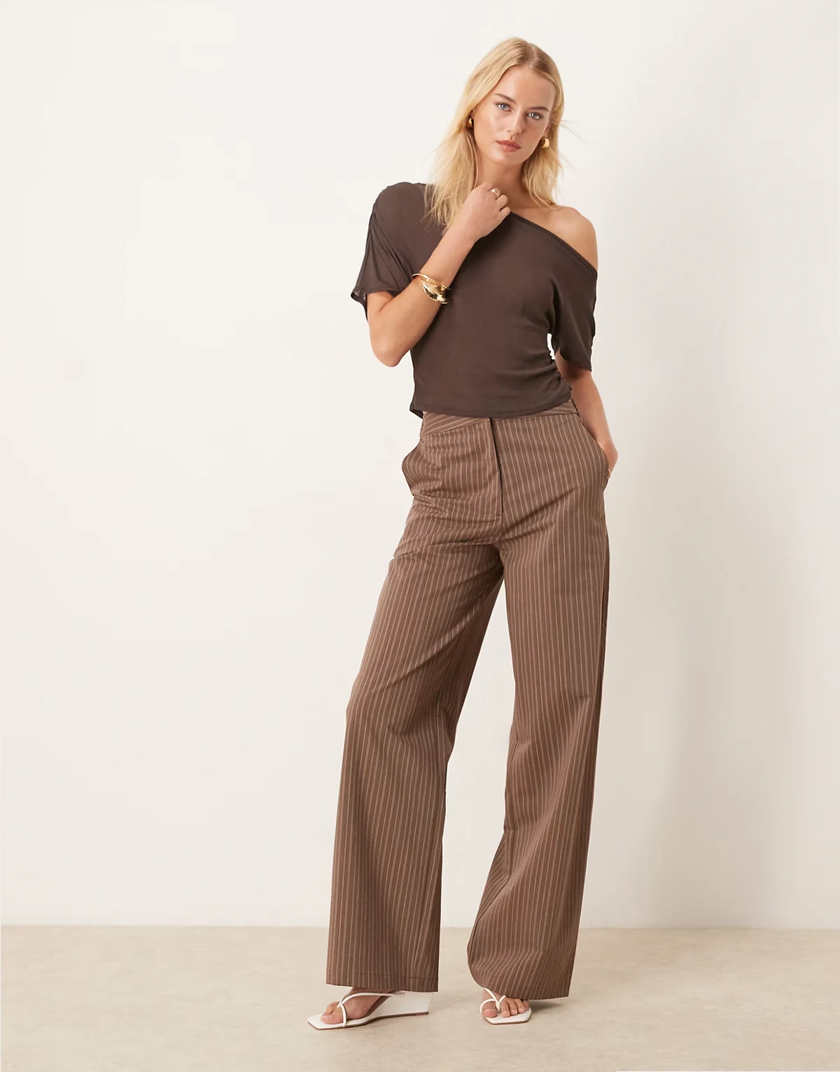 Tall – Elegante Hose in Kaffeebraun gestreift mit lockerem, geradem Schnitt
